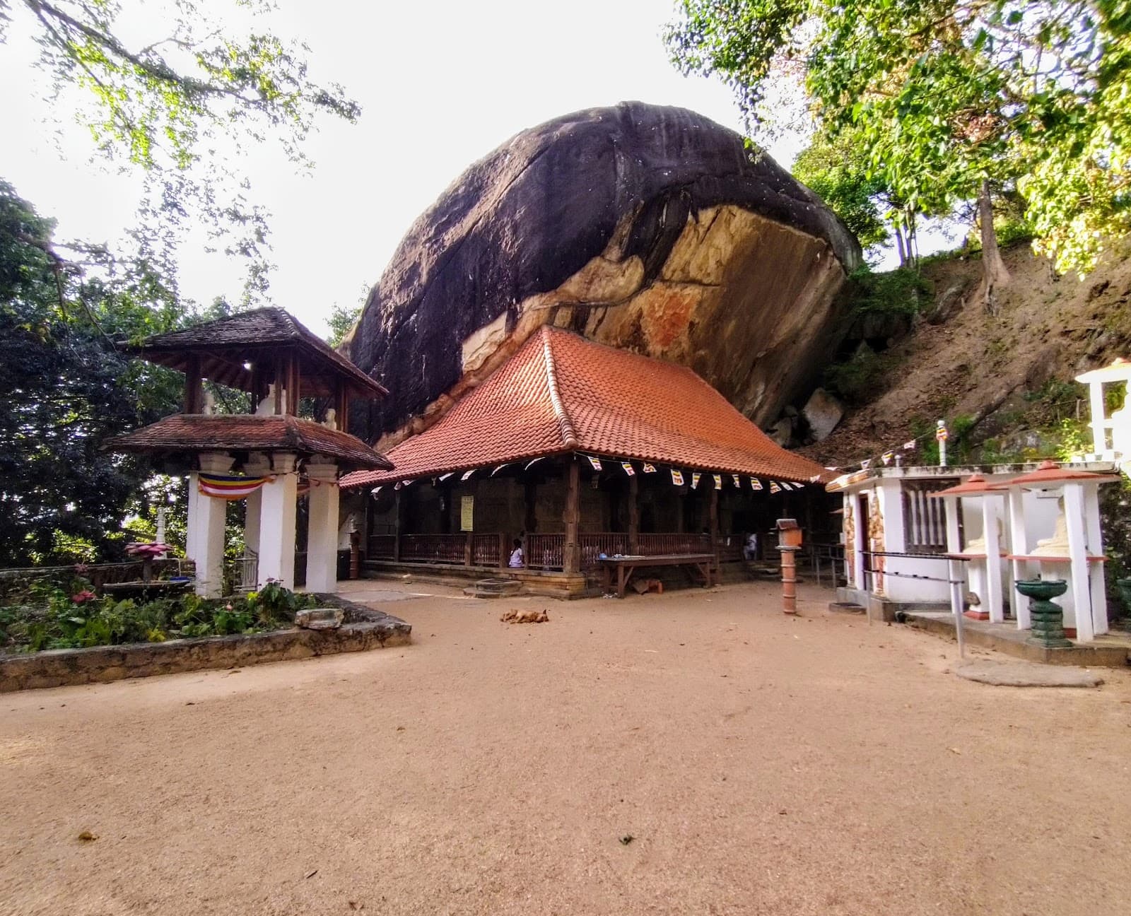 Hindagala Rajamaha Viharaya - Image 1