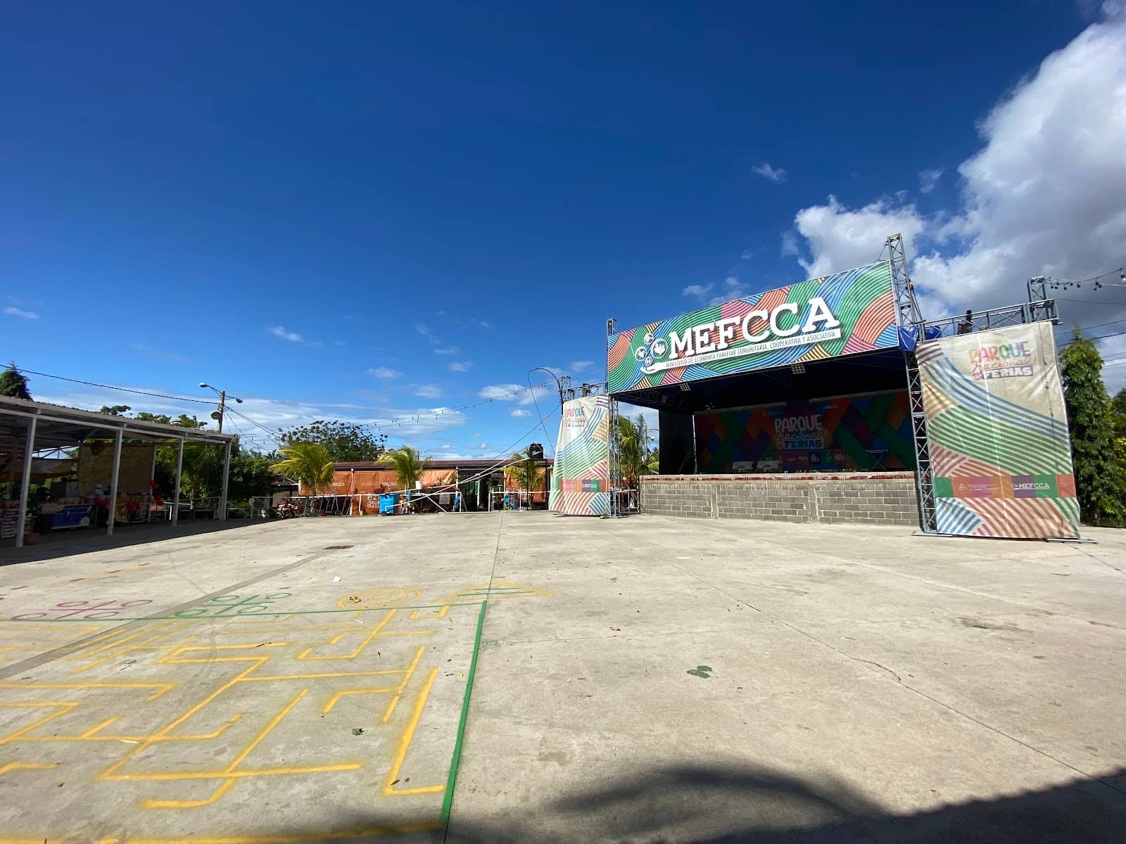 Underwater Tunnel Aquarium