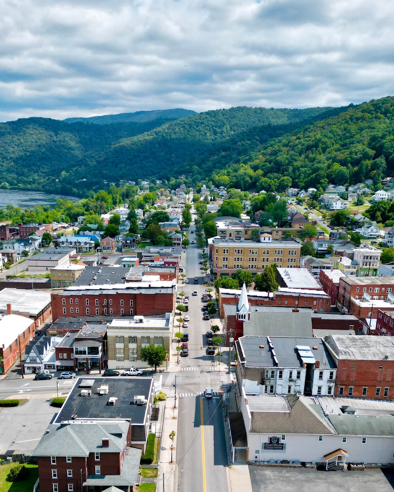 Hinton Historic District - Image 1
