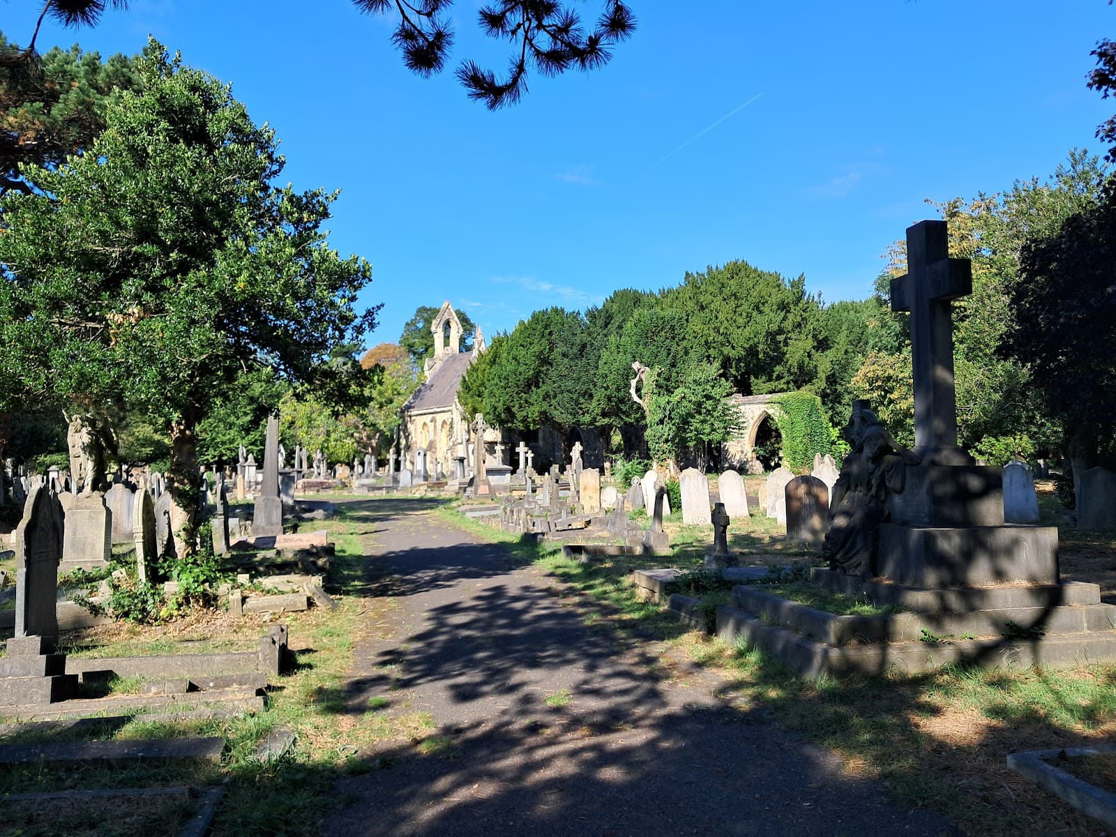Kensington & Chelsea Cemetery, Hanwell - Image 1