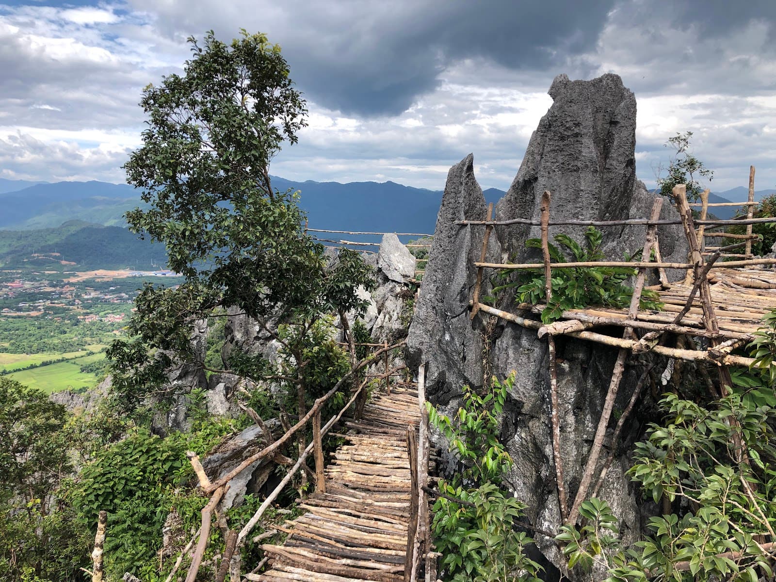 Pha Ngern Viewpoint Vang Vieng - Image 1