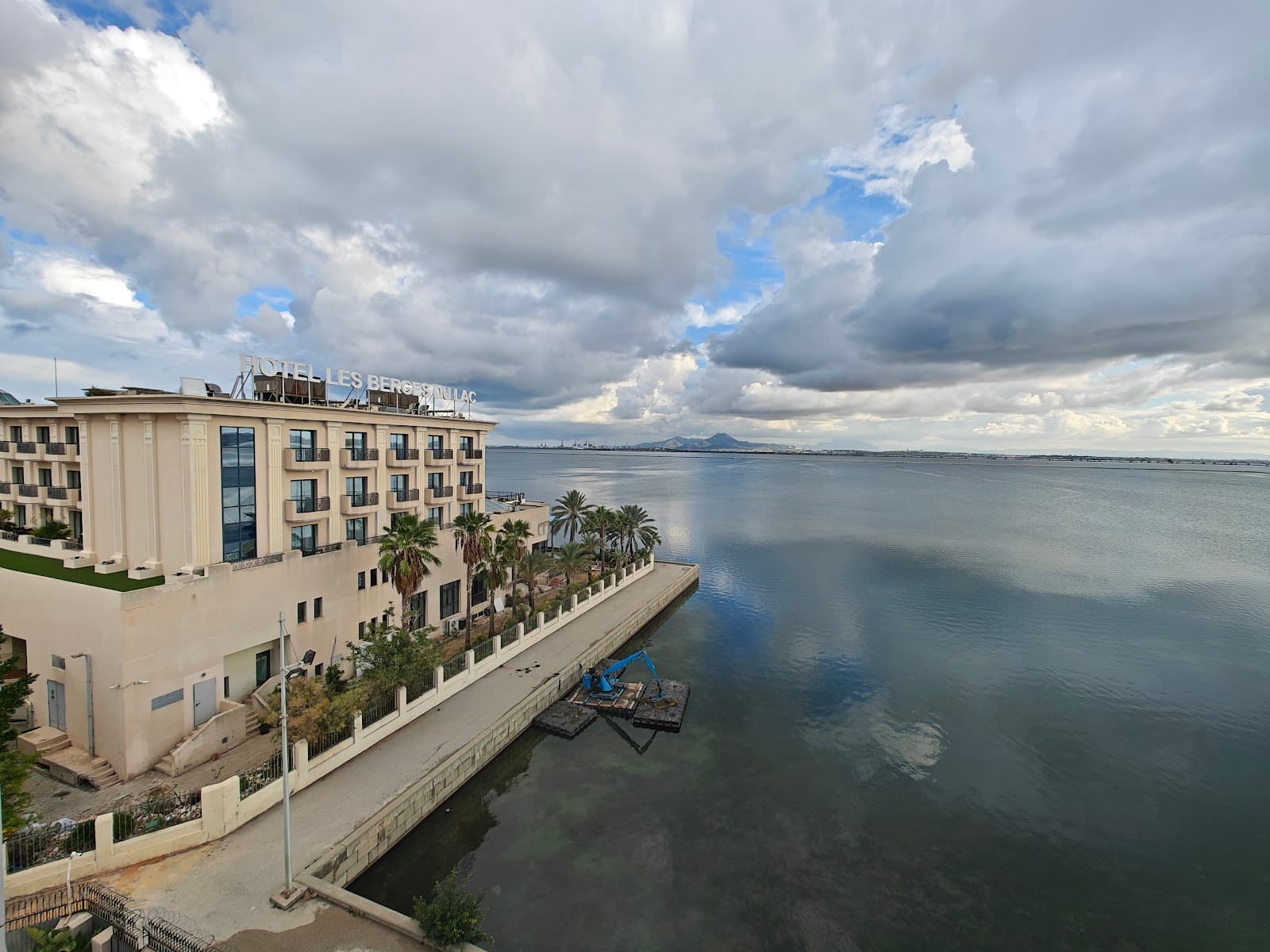 Berges du Lac 1 Promenade - Image 1