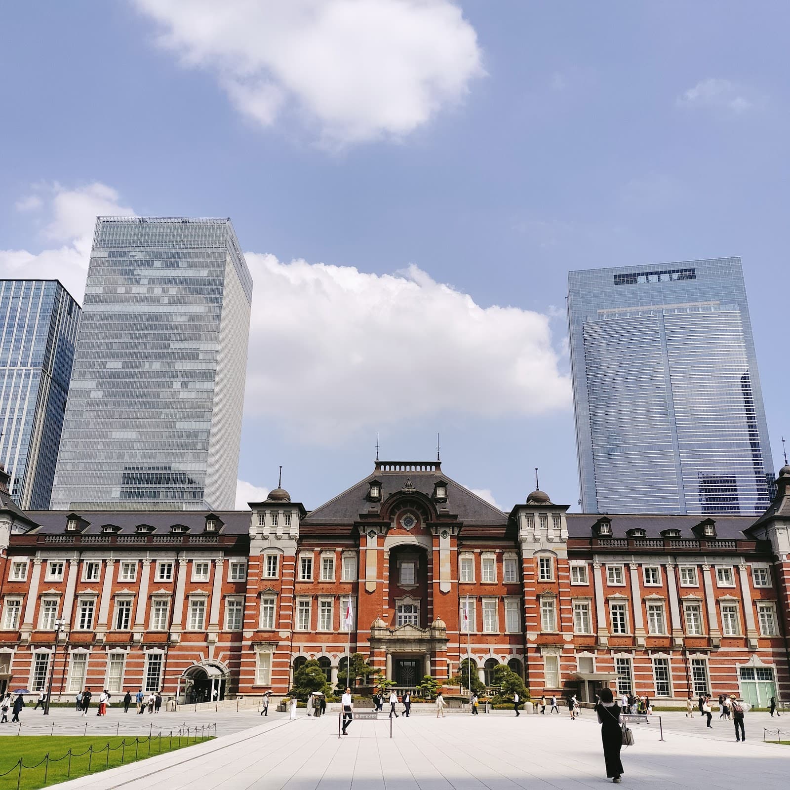 Marunouchi Street Park (Tokyo Station) - Image 1