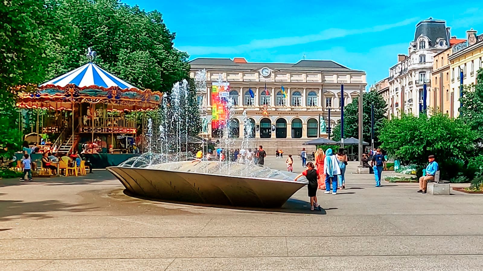 Place de l'Hôtel-de-Ville - Image 1