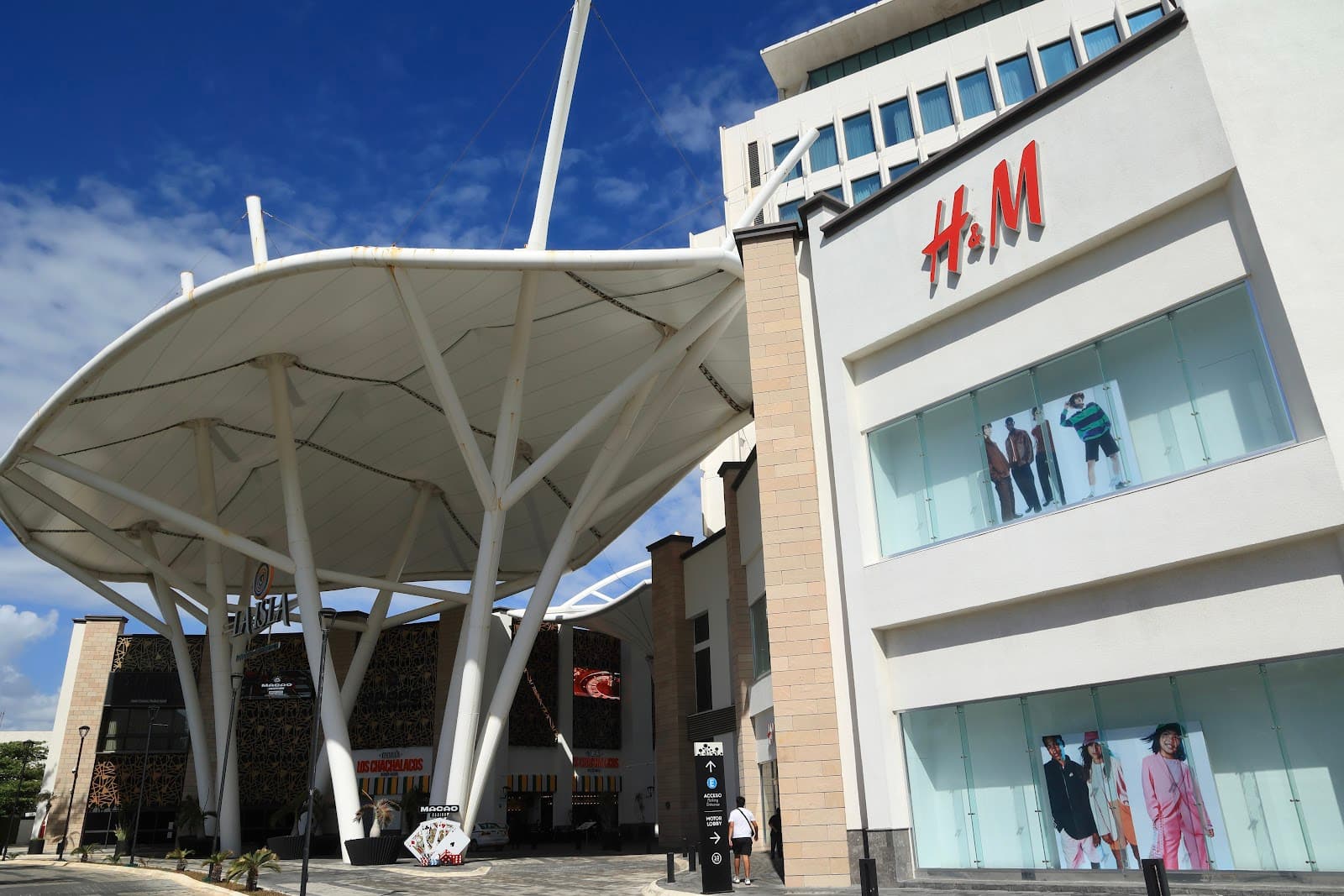 H&M (La Isla Shopping Village) - Image 1