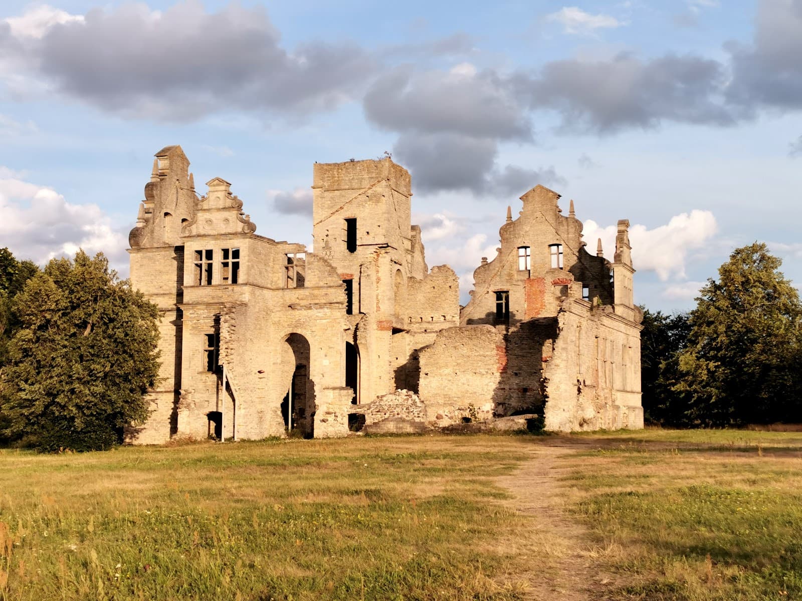 Ungru Manor Ruins - Image 1