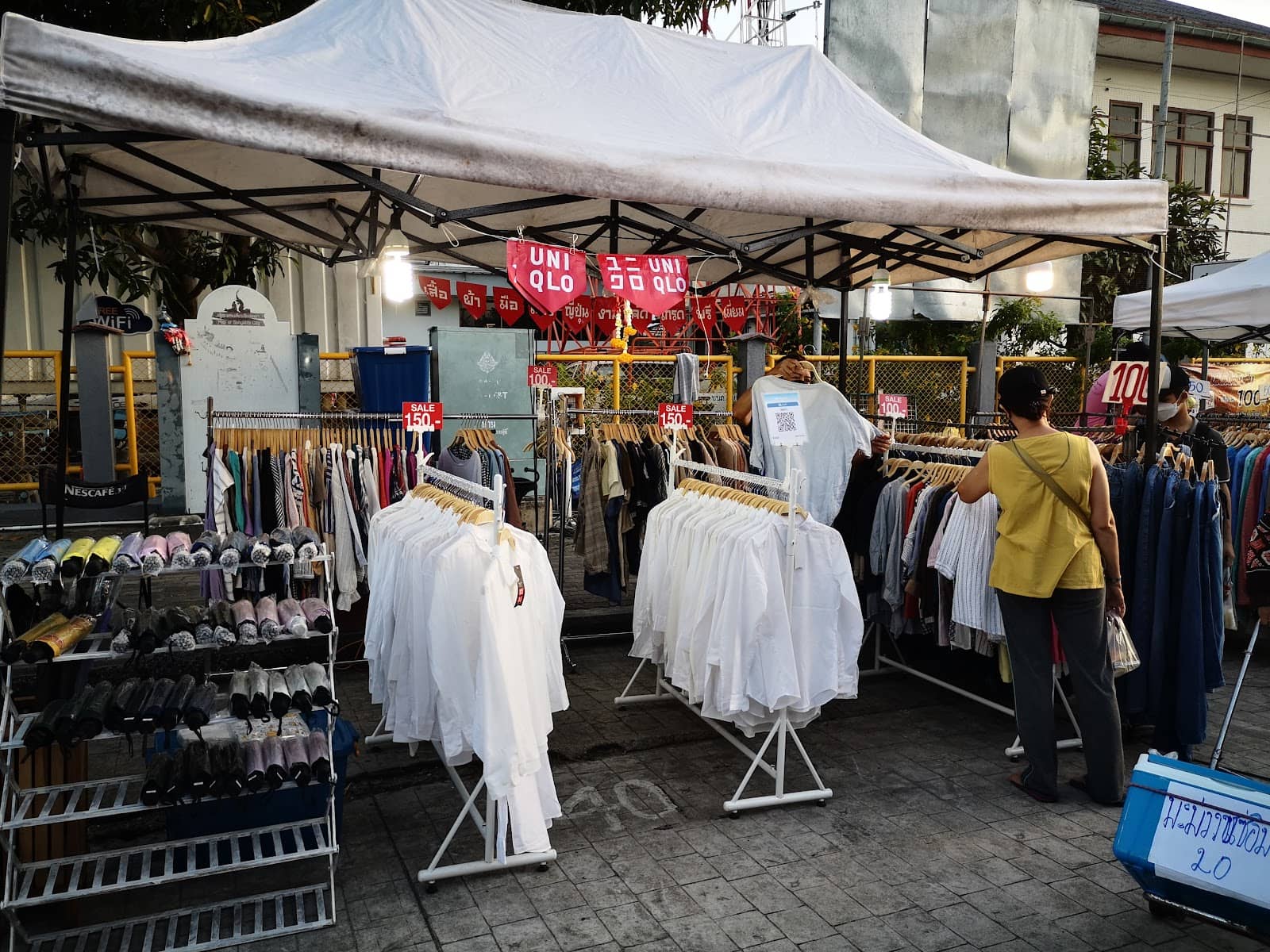 Local Vibe & Atmosphere