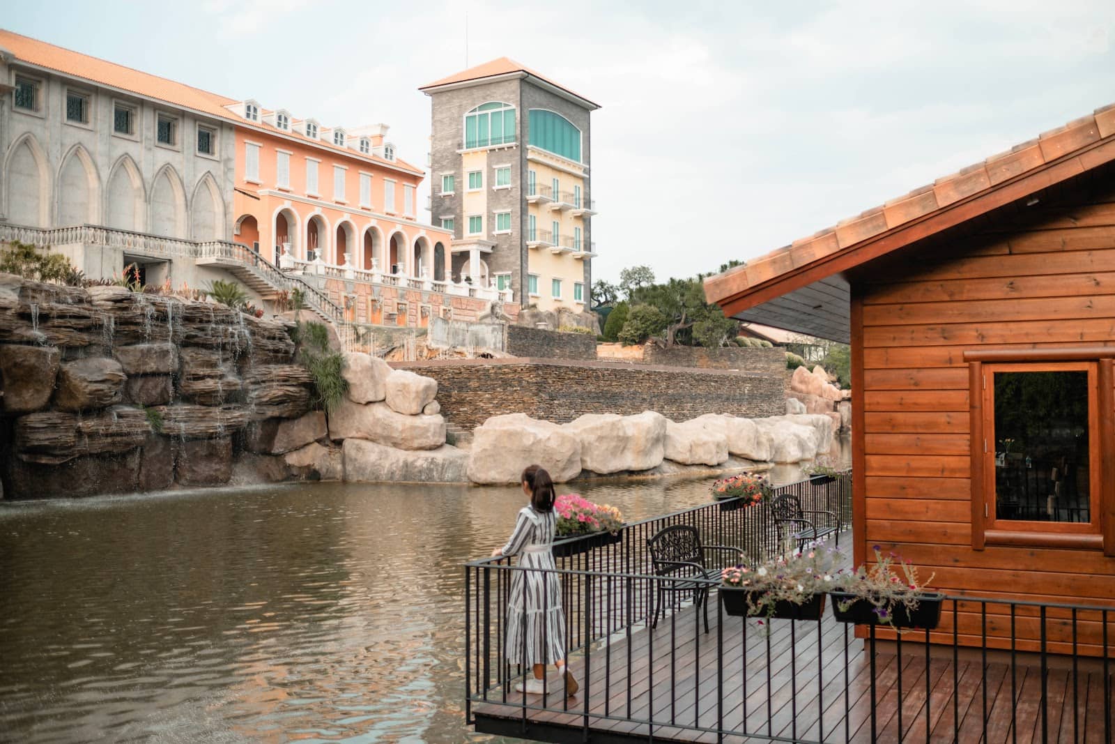 Cozy Lakeside Cafe