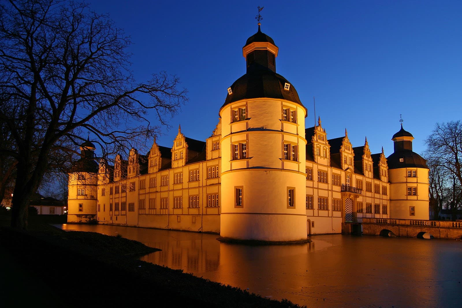 Schloss Neuhaus (district) - Image 1