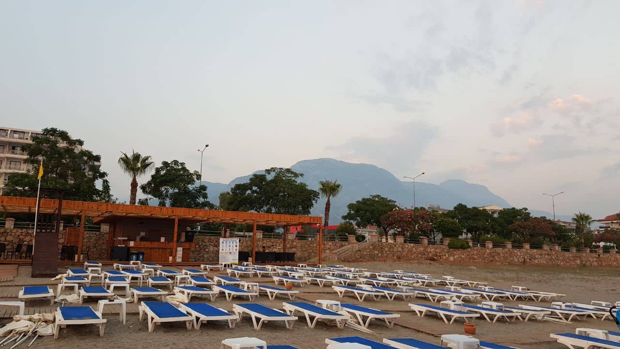 Beachfront Bar & Relaxation