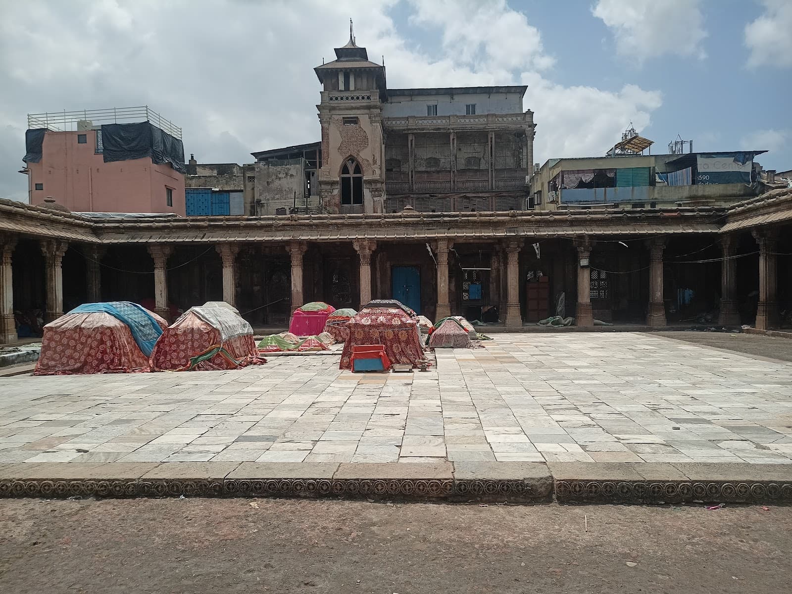 Rani no Hajiro Queens' Tombs & Market - Image 1
