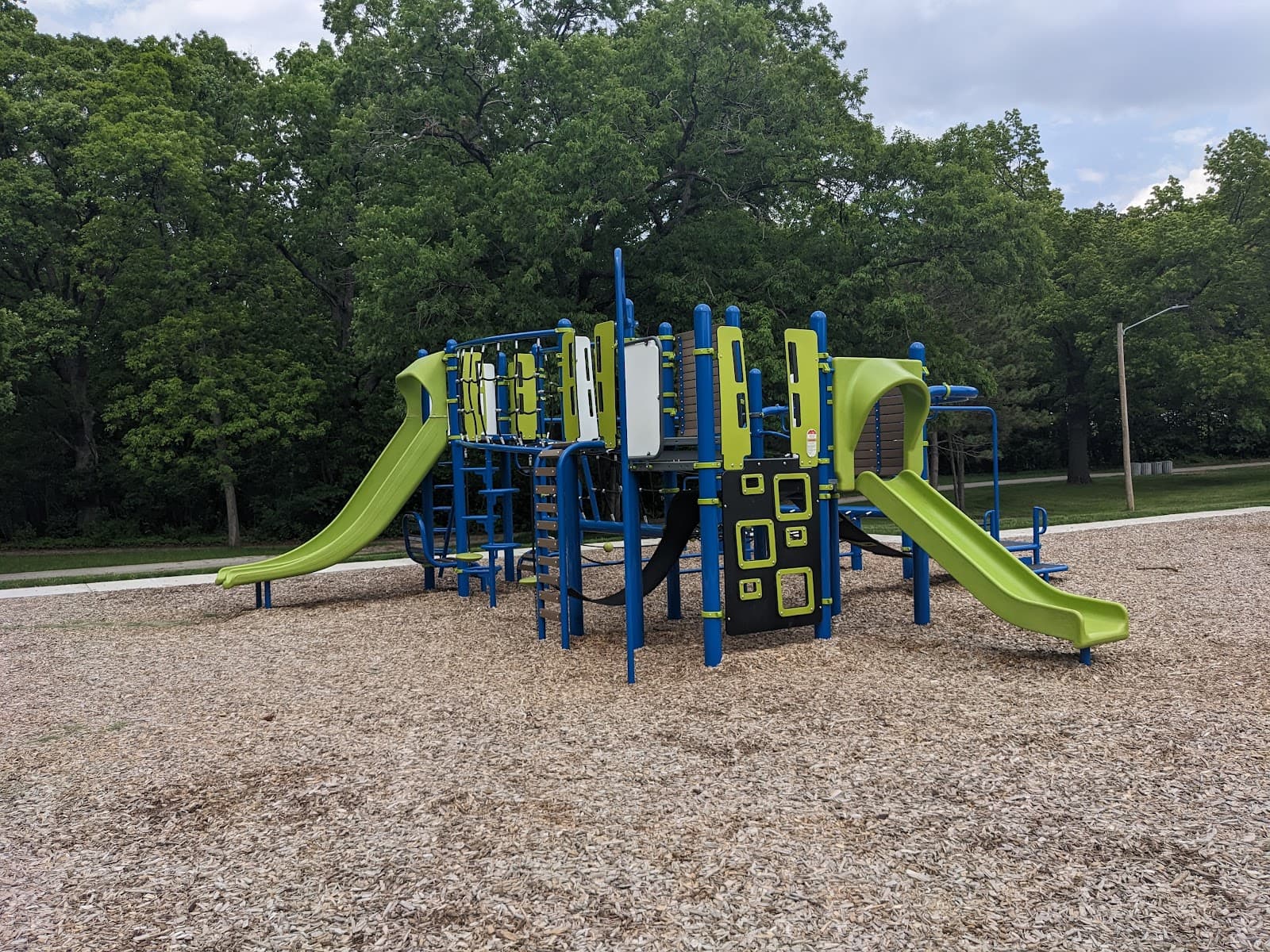 Inis Grove Park - Image 1