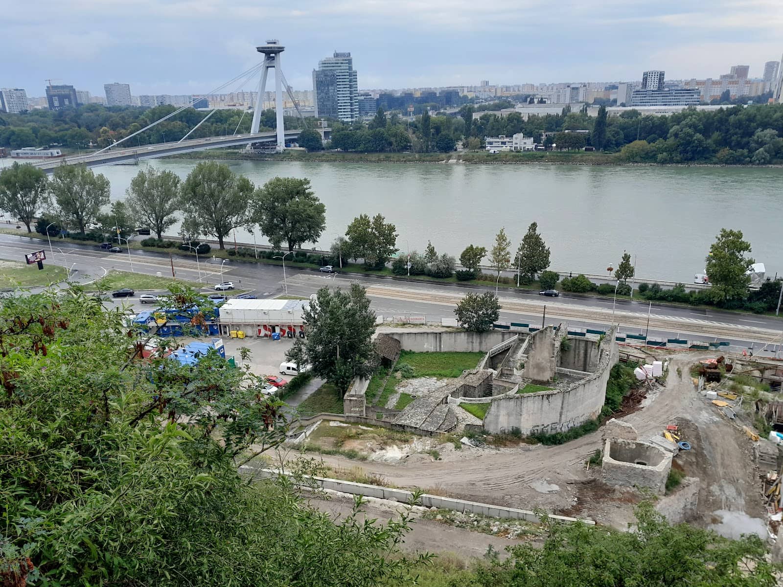 Local Cafes and Eateries