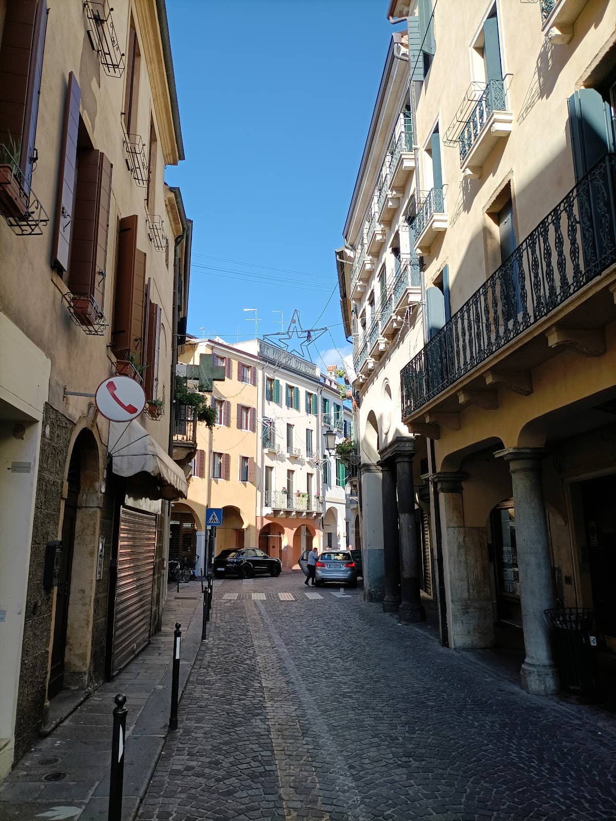 Via del Santo Atmosphere