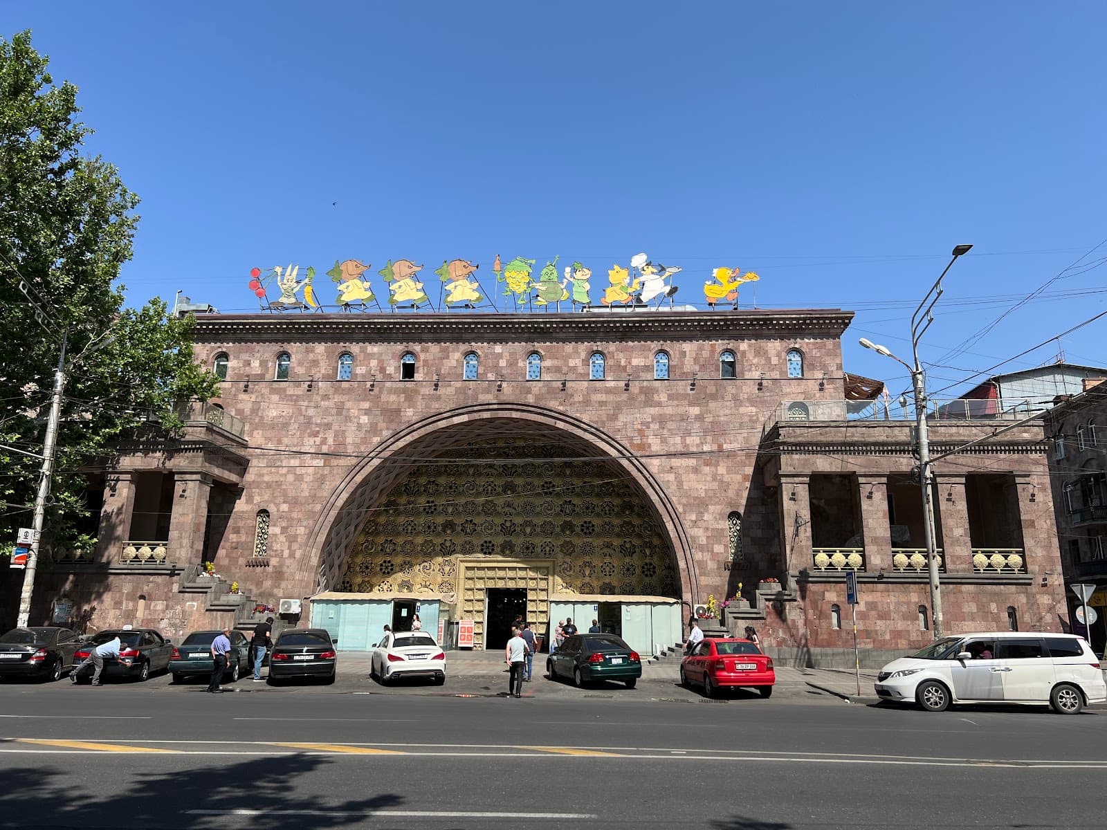 GUM Market - Image 1