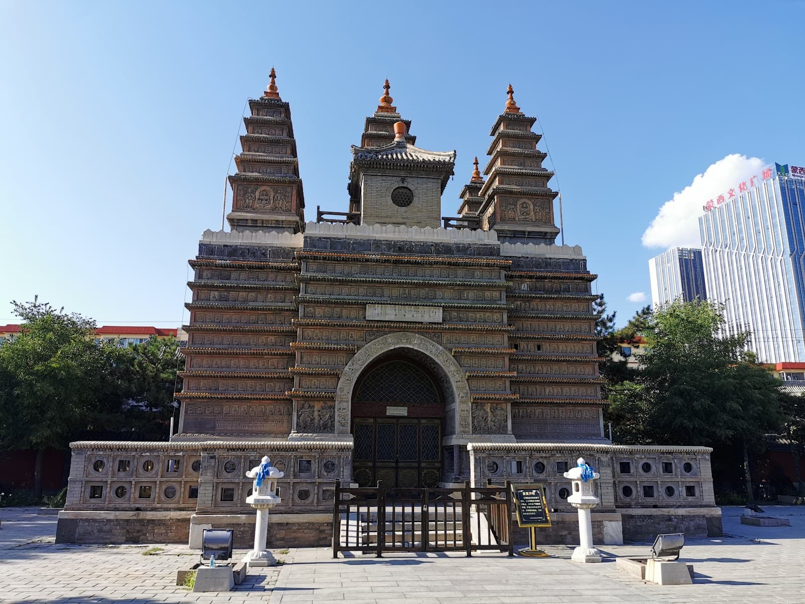 Wanbu Huayanjing Pagoda (Baita) - Image 1