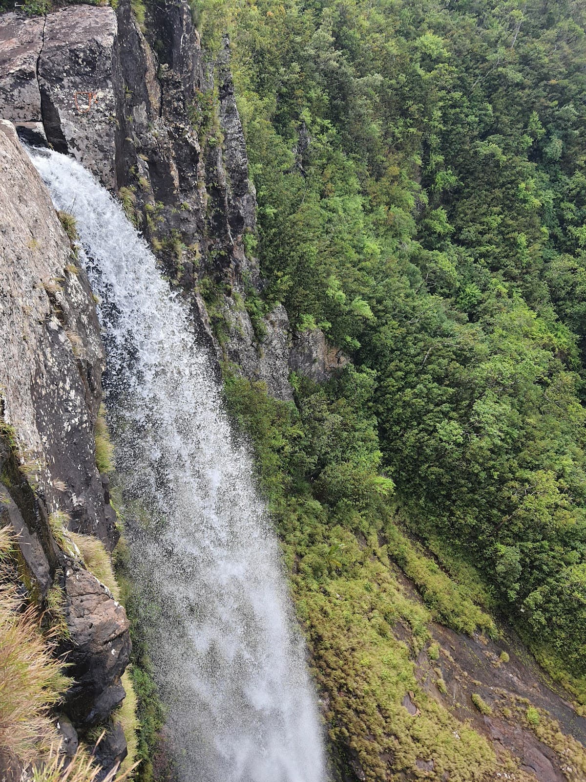 500 Pieds Waterfall Viewpoint - Image 1