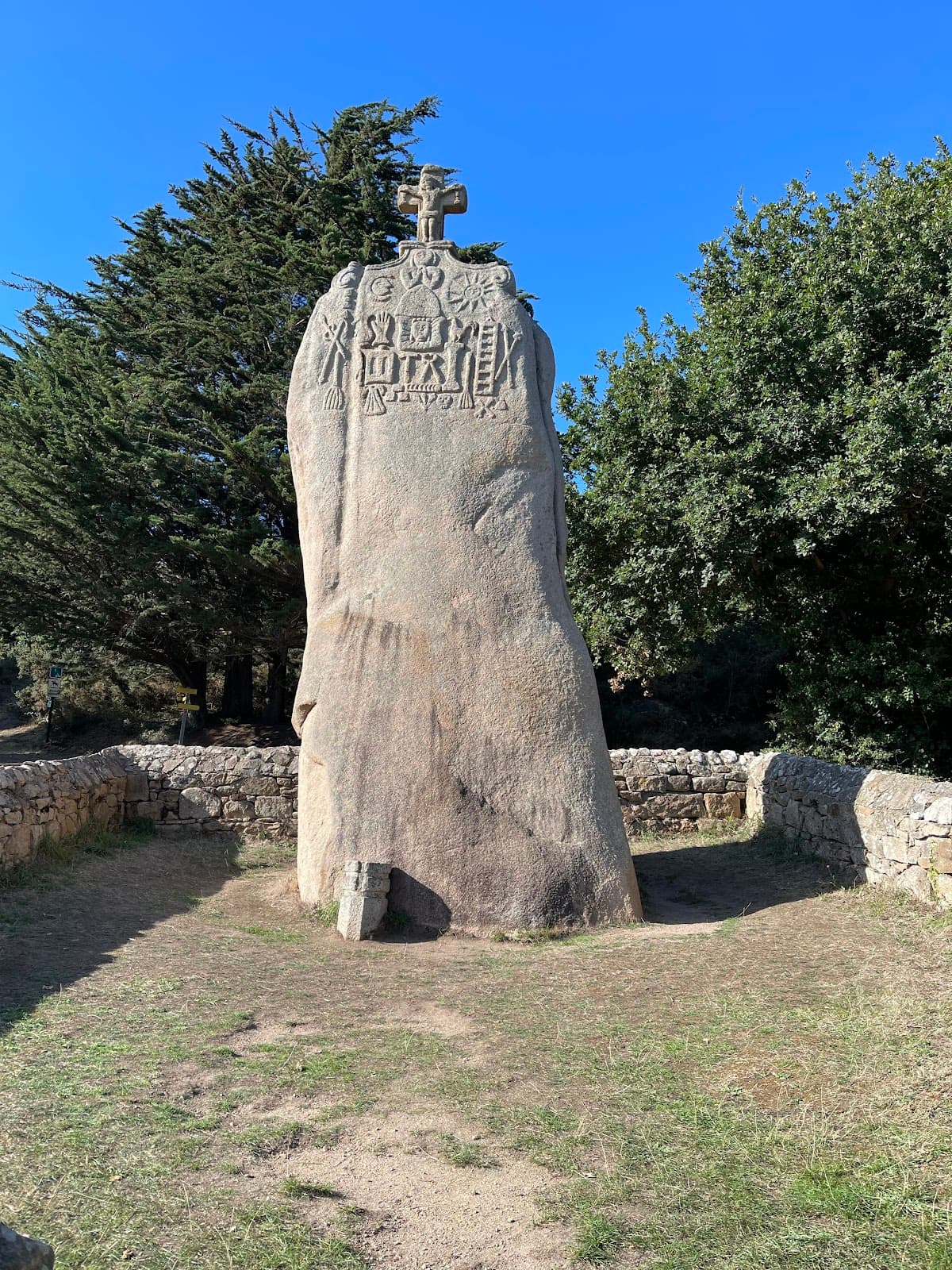 Menhir de Saint-Uzec - Image 1