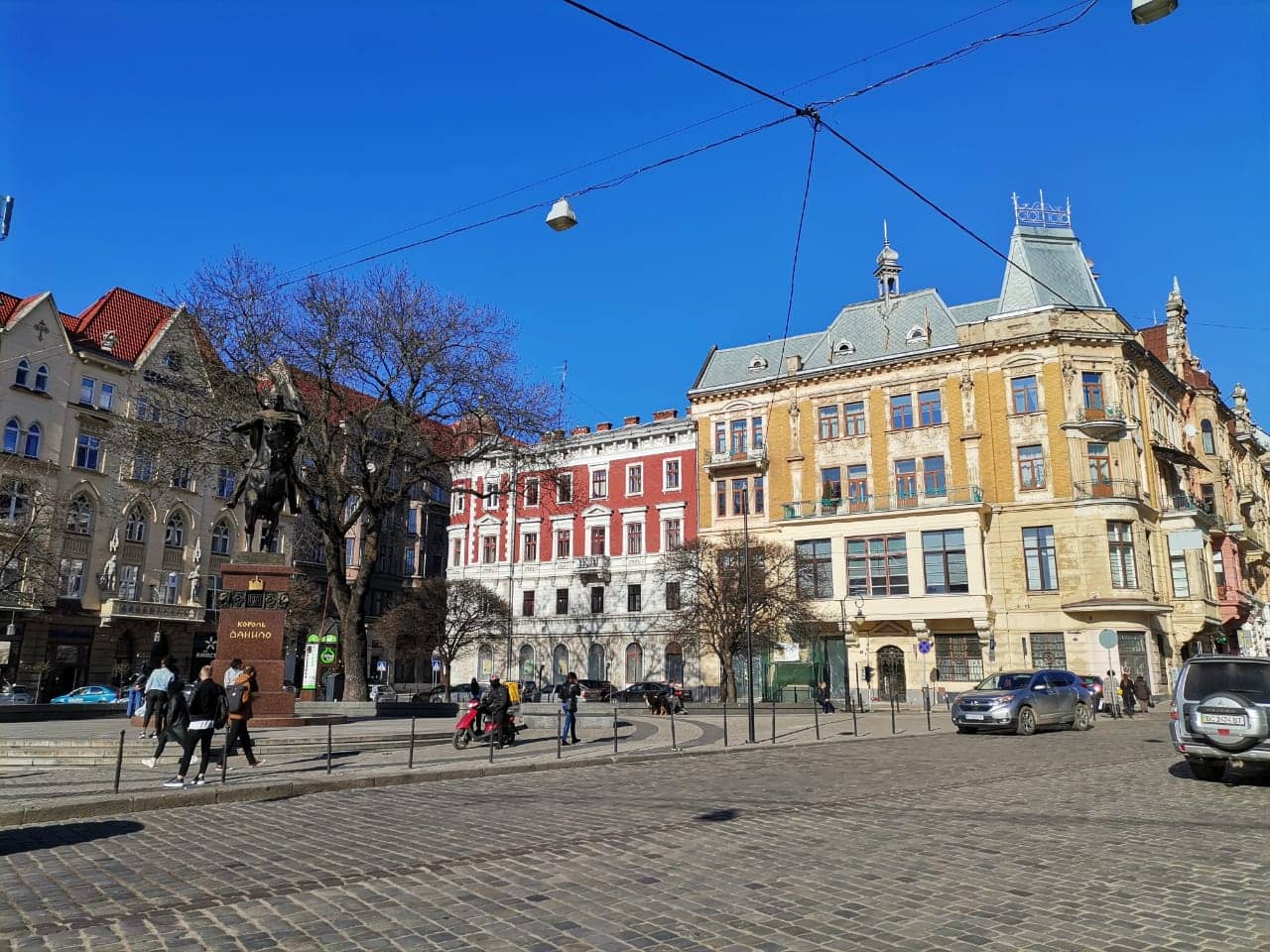 Street Performers and Cafes