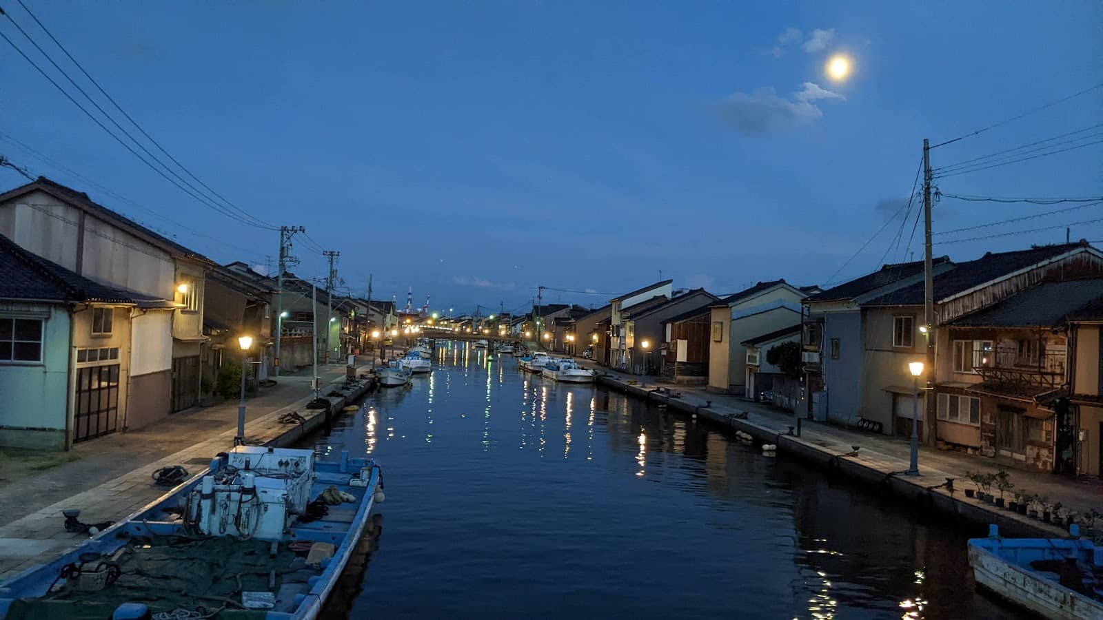 Waterfront Folk House Hotel