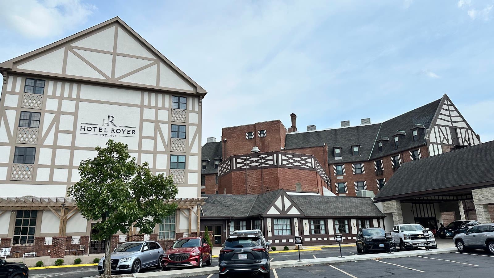 Urbana Landmark Hotel - Image 1