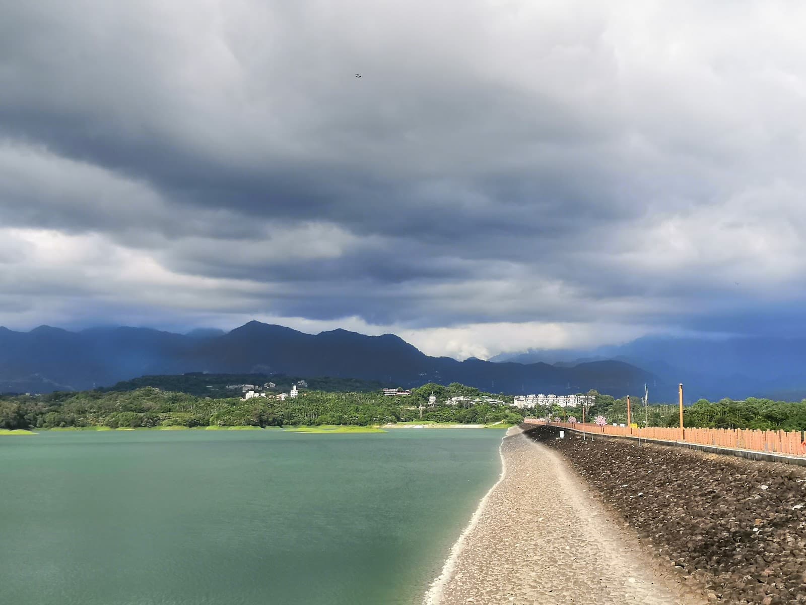 Renyi Lake (Renyitan Reservoir) - Image 1