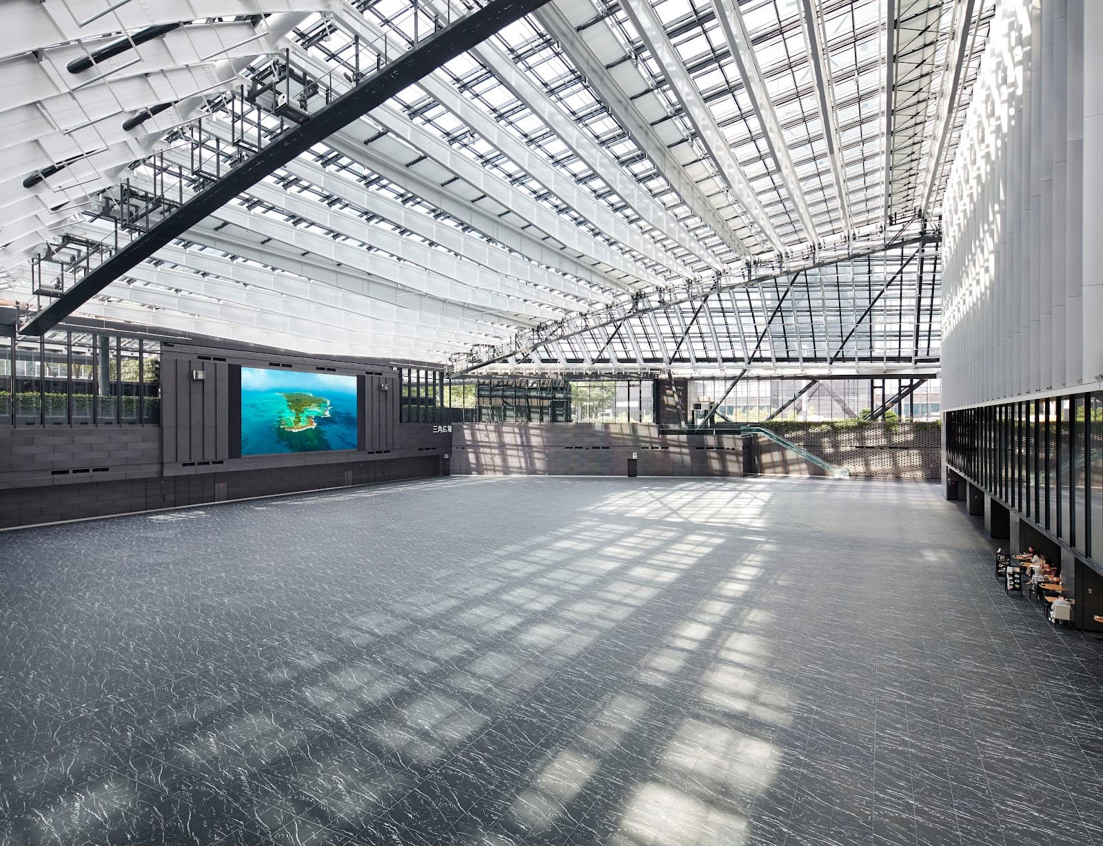 Shinjuku Sumitomo Building Sankaku Hiroba - Image 1