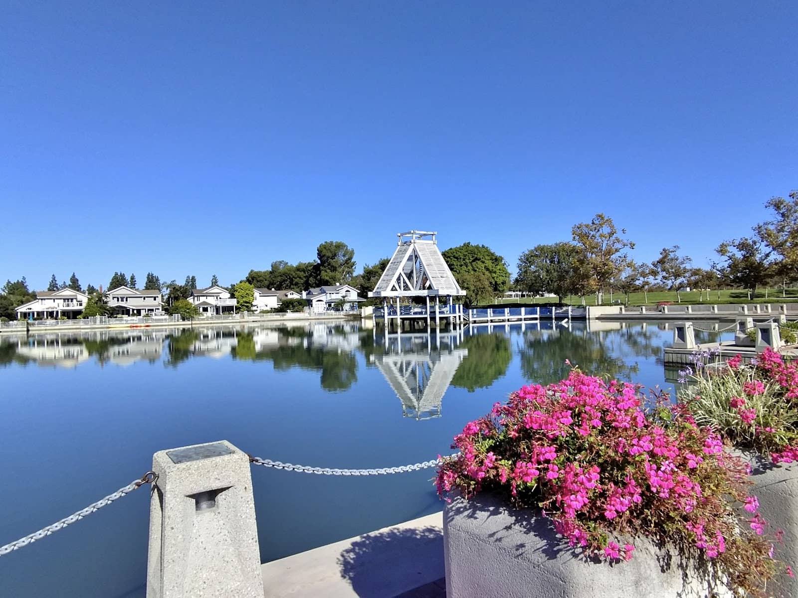 Lakeside Dining & Entertainment