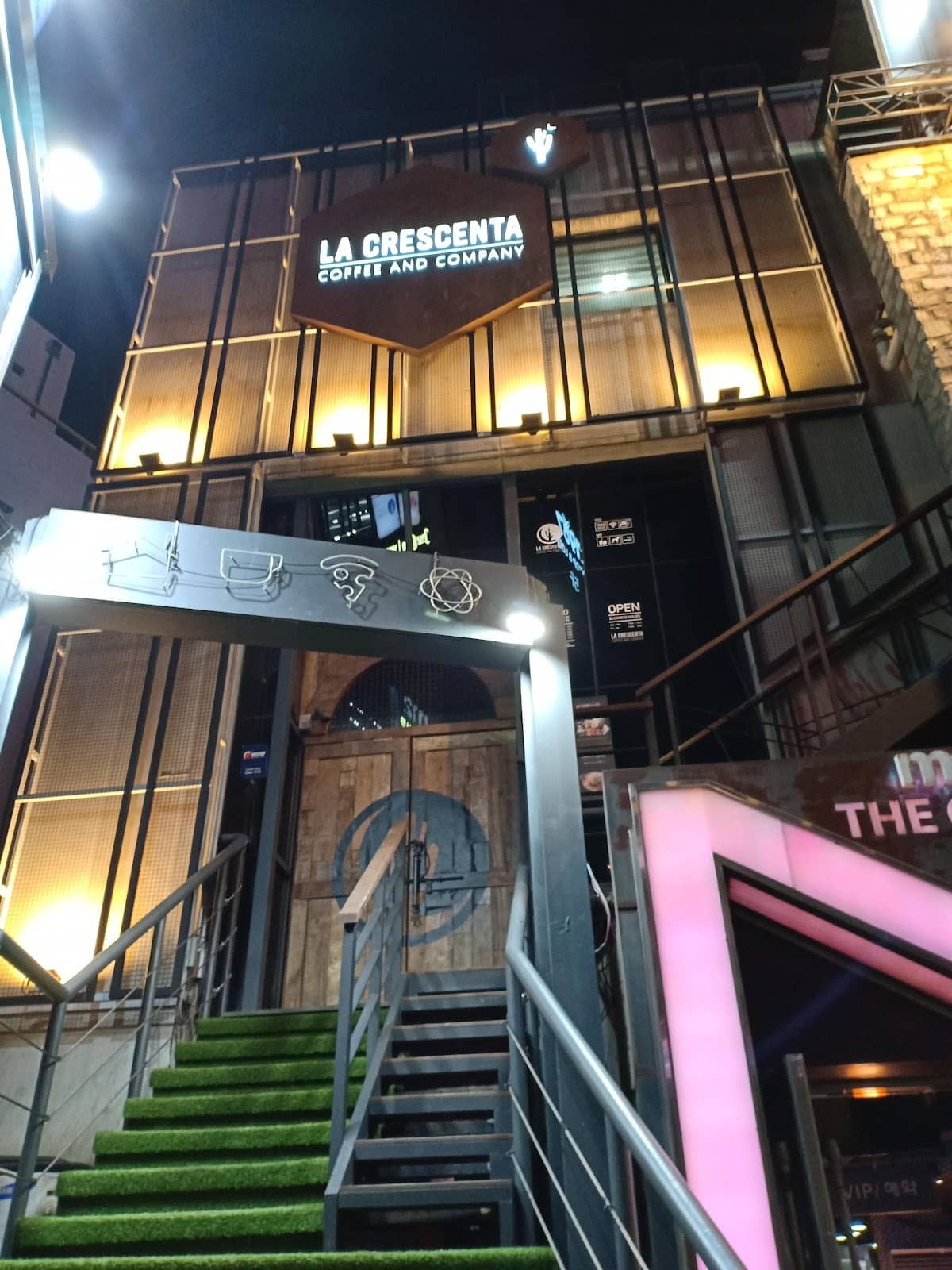 Young & Lively Crowd