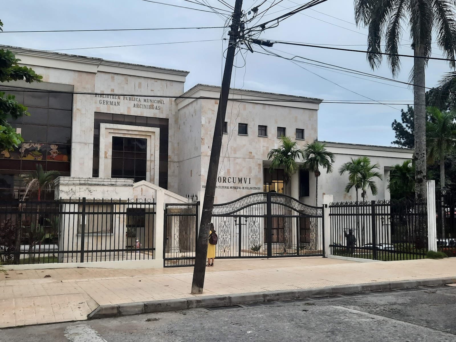 Biblioteca Germán Arciniegas - Image 1