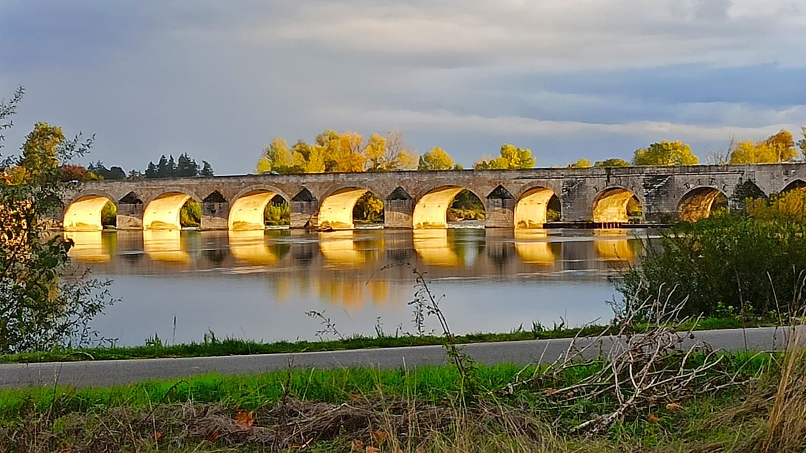Beaugency Old Town and Bridge - Image 1