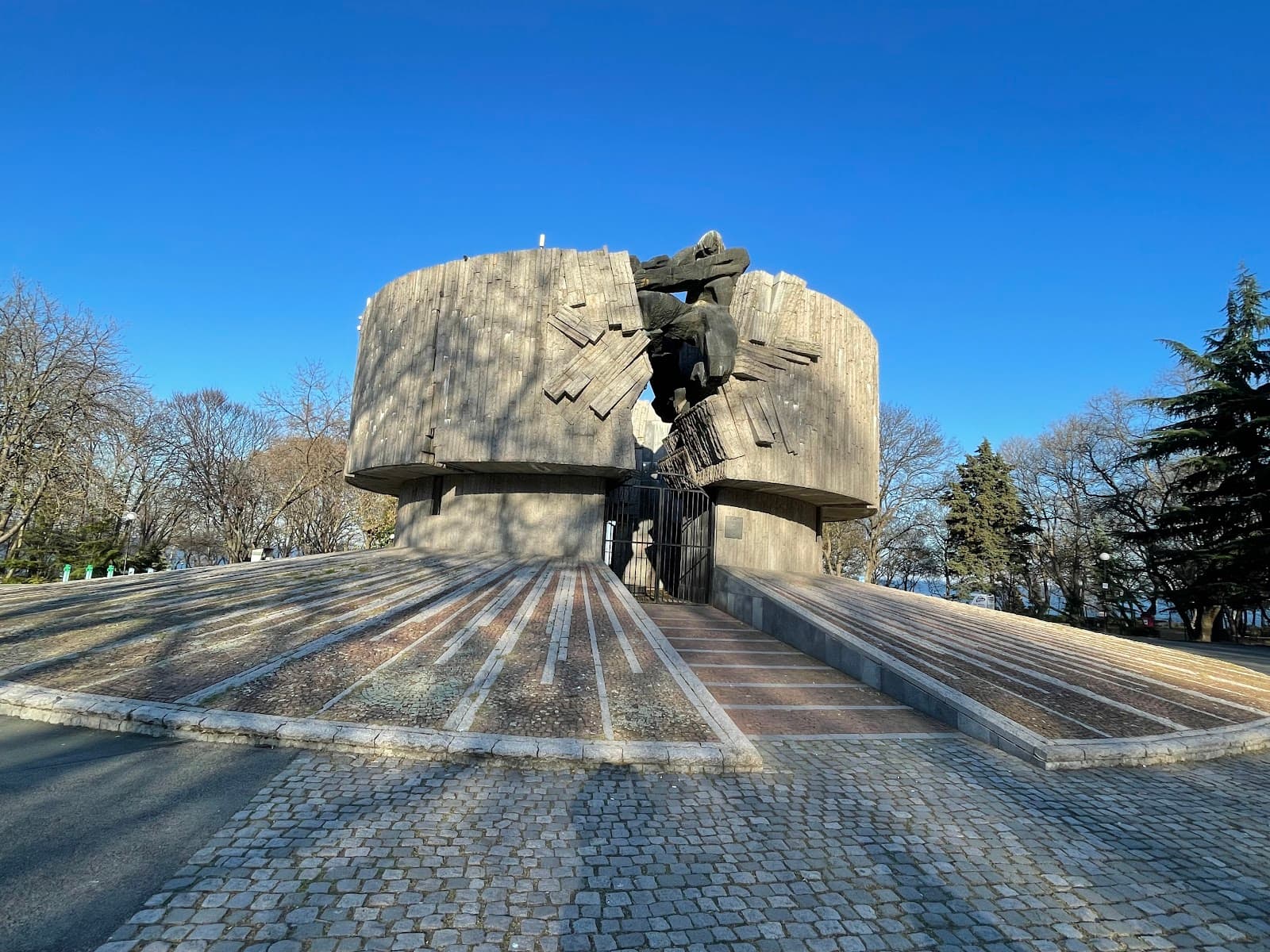 Pantheon Monument (Sea Garden) - Image 1