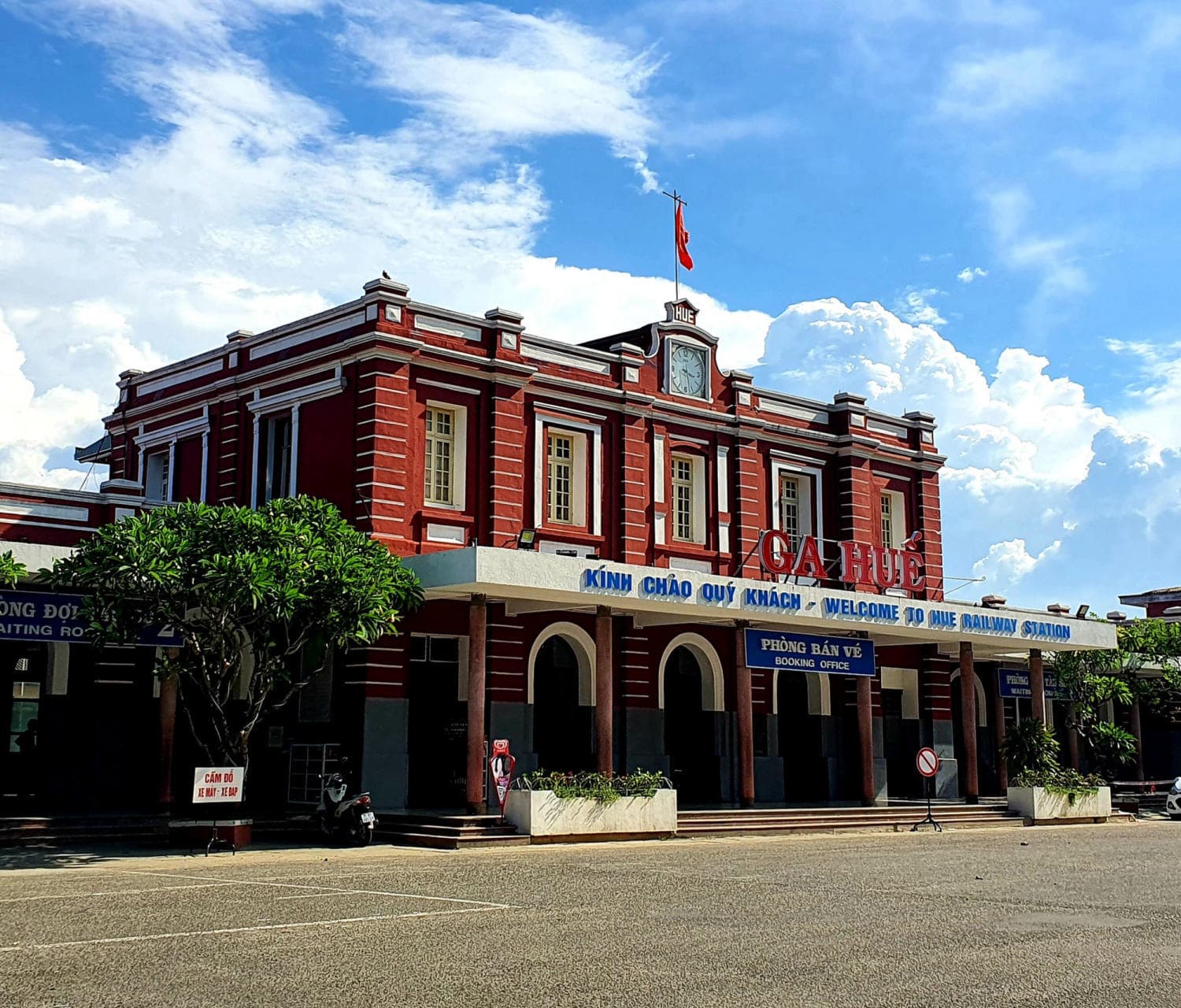 Hue Railway Station - Image 1