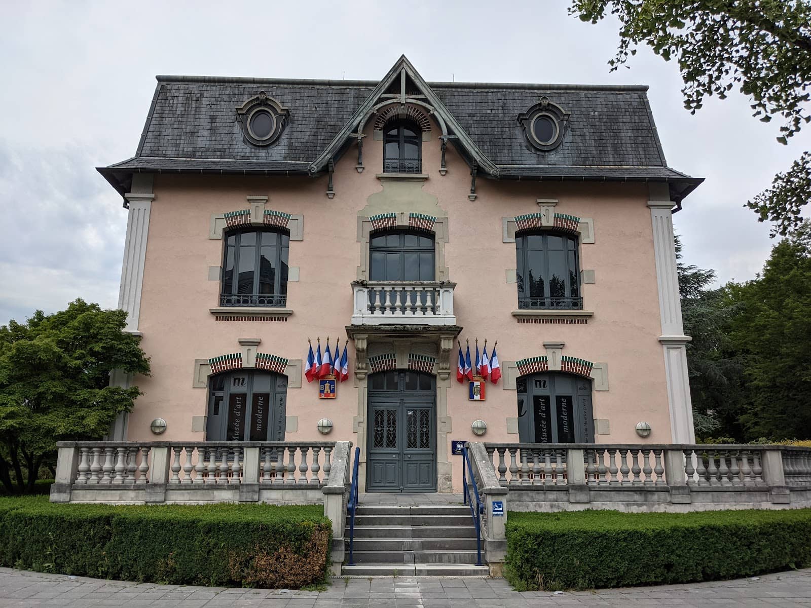 Intimate & Educational Experience