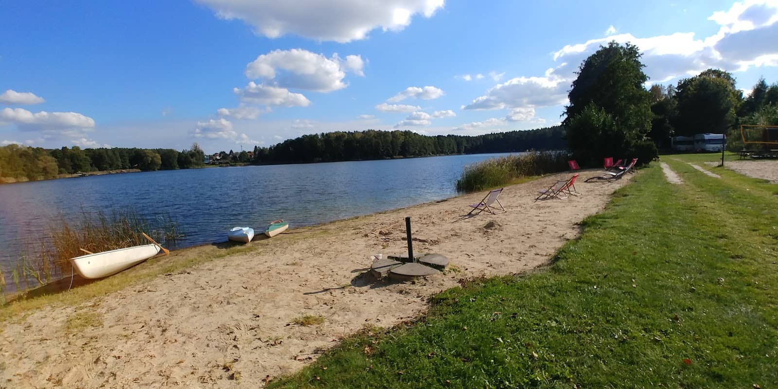 Serene Lakeside Ambiance