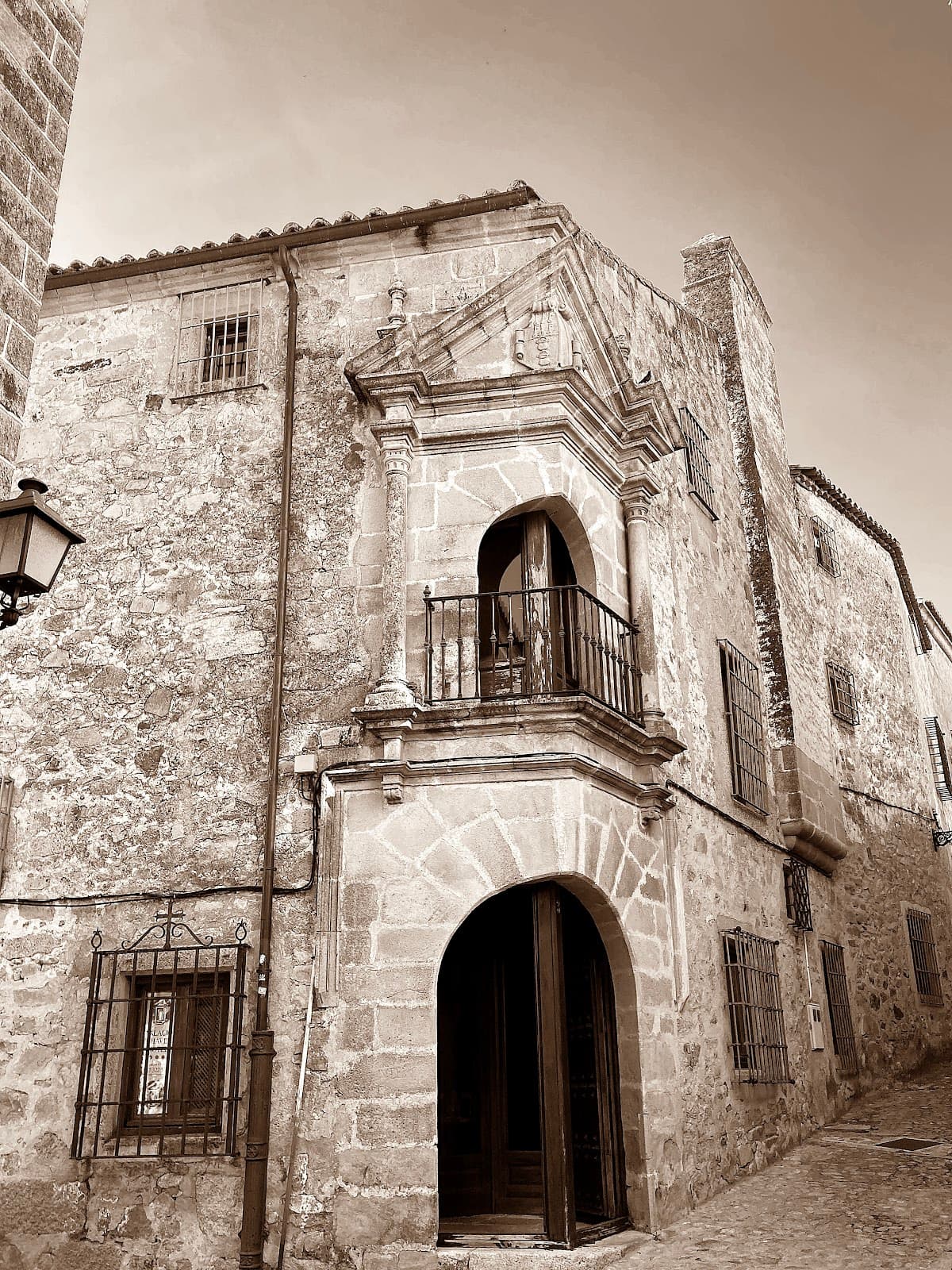 Casa Fuerte de Luis de Chaves el Viejo - Image 1