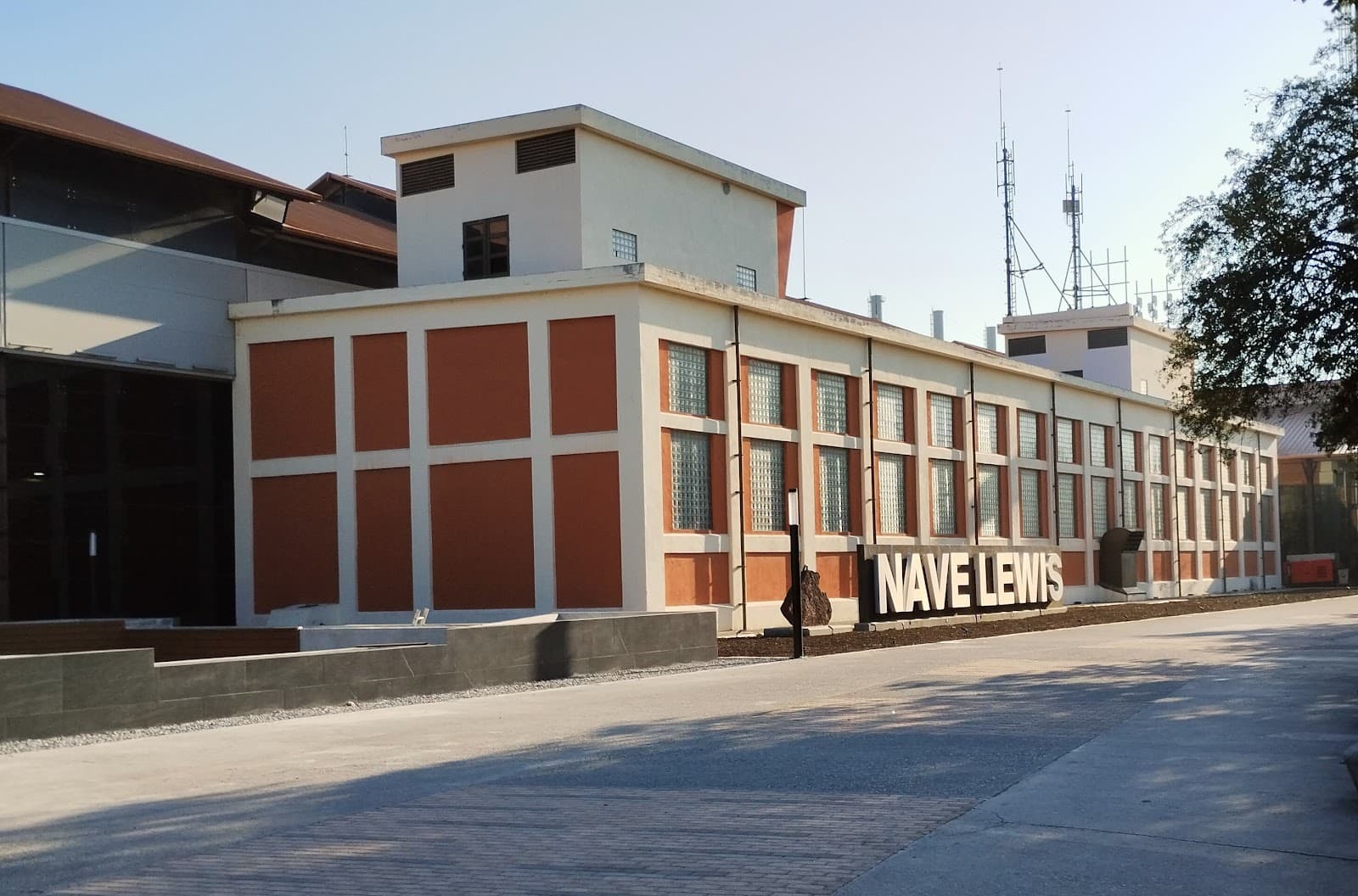 Nave Lewis - Image 1