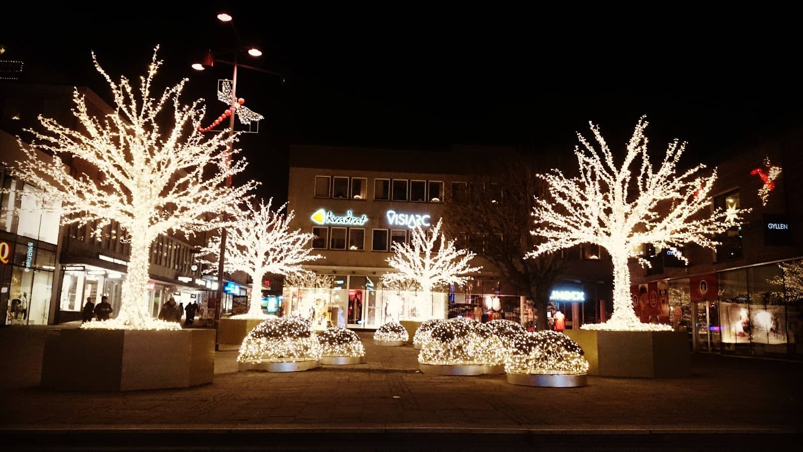 Local Eateries & Cafes