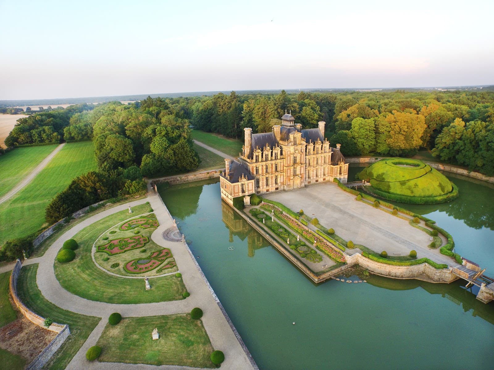 Château de Beaumesnil - Image 1