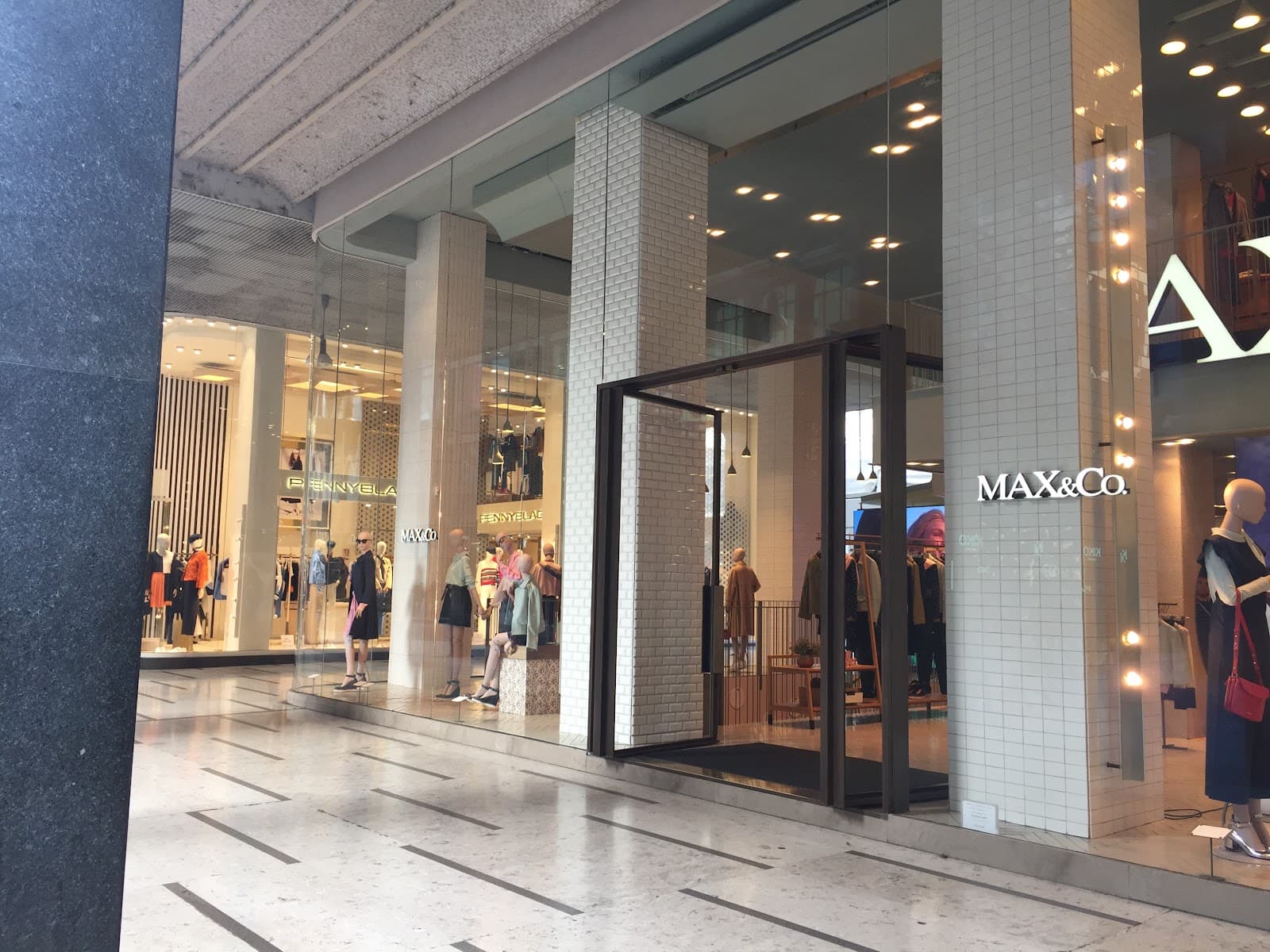 Max Mara Boutique - Image 1