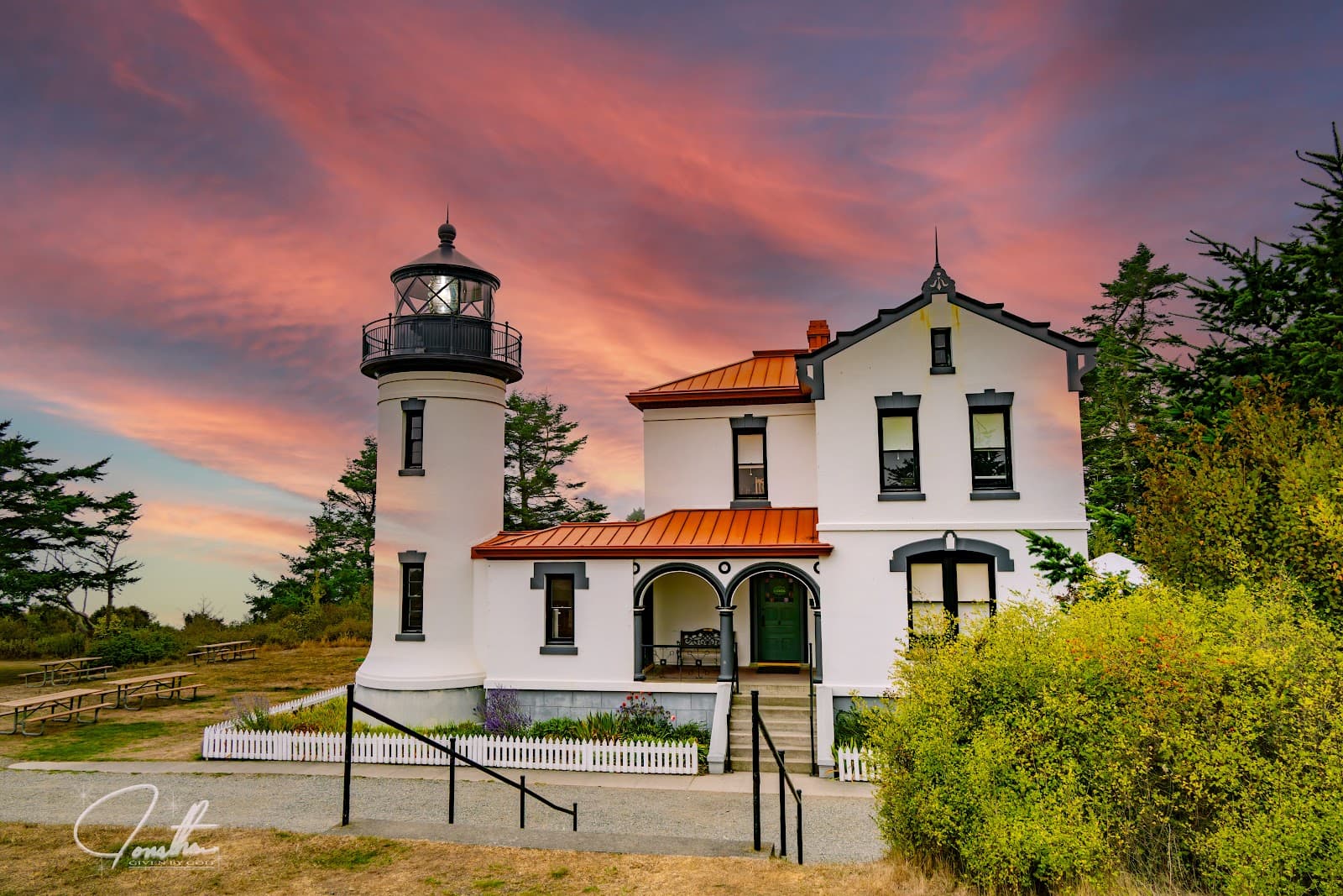 Admiralty Head Lighthouse - Image 1