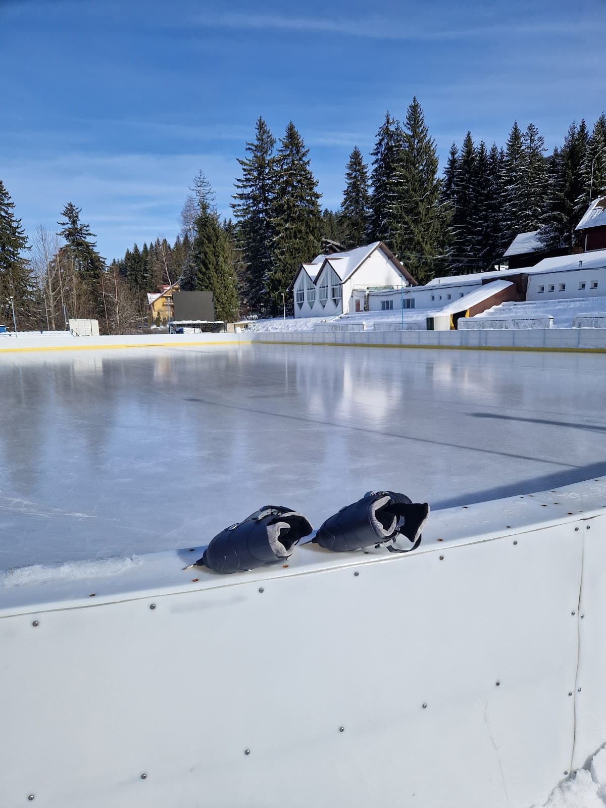 Poiana Brașov Ice Rink - Image 1