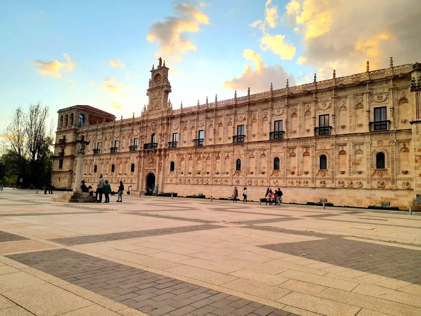 Plaza San Marcos León - Image 1
