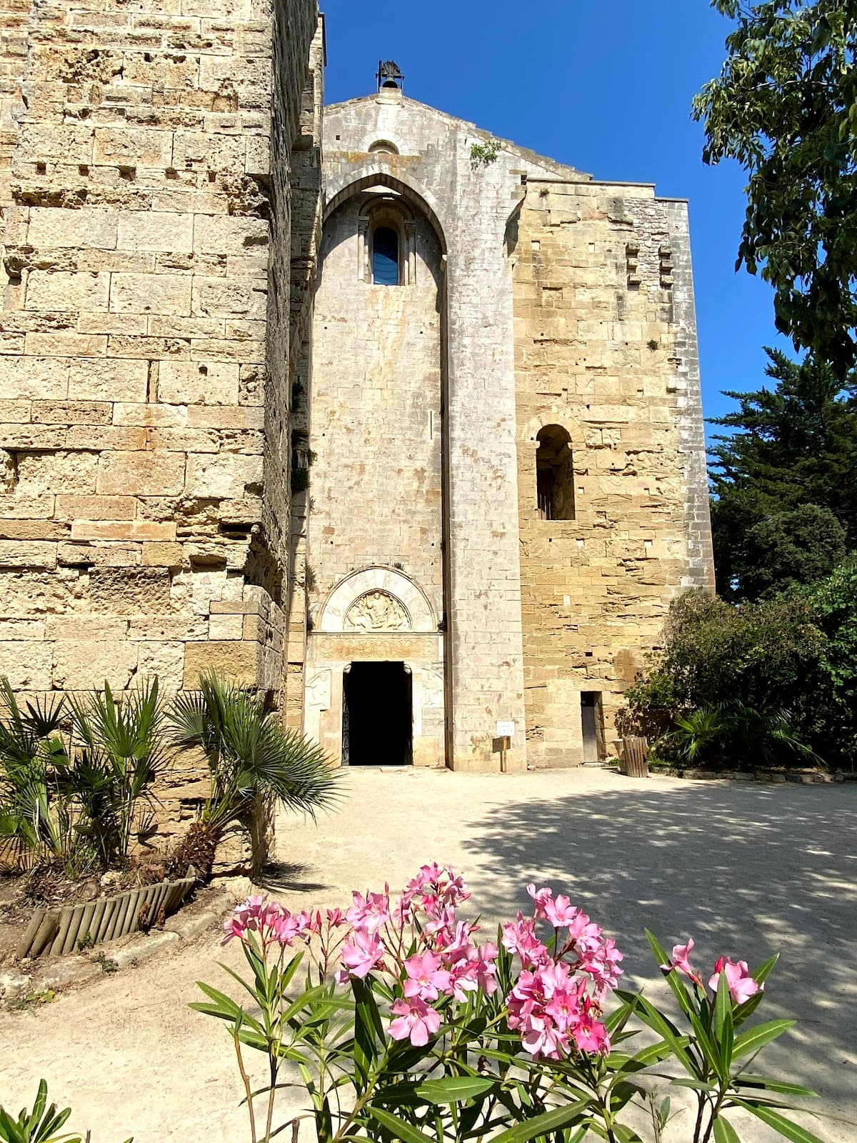Villeneuve-lès-Maguelone Cathédrale de Maguelone - Image 1
