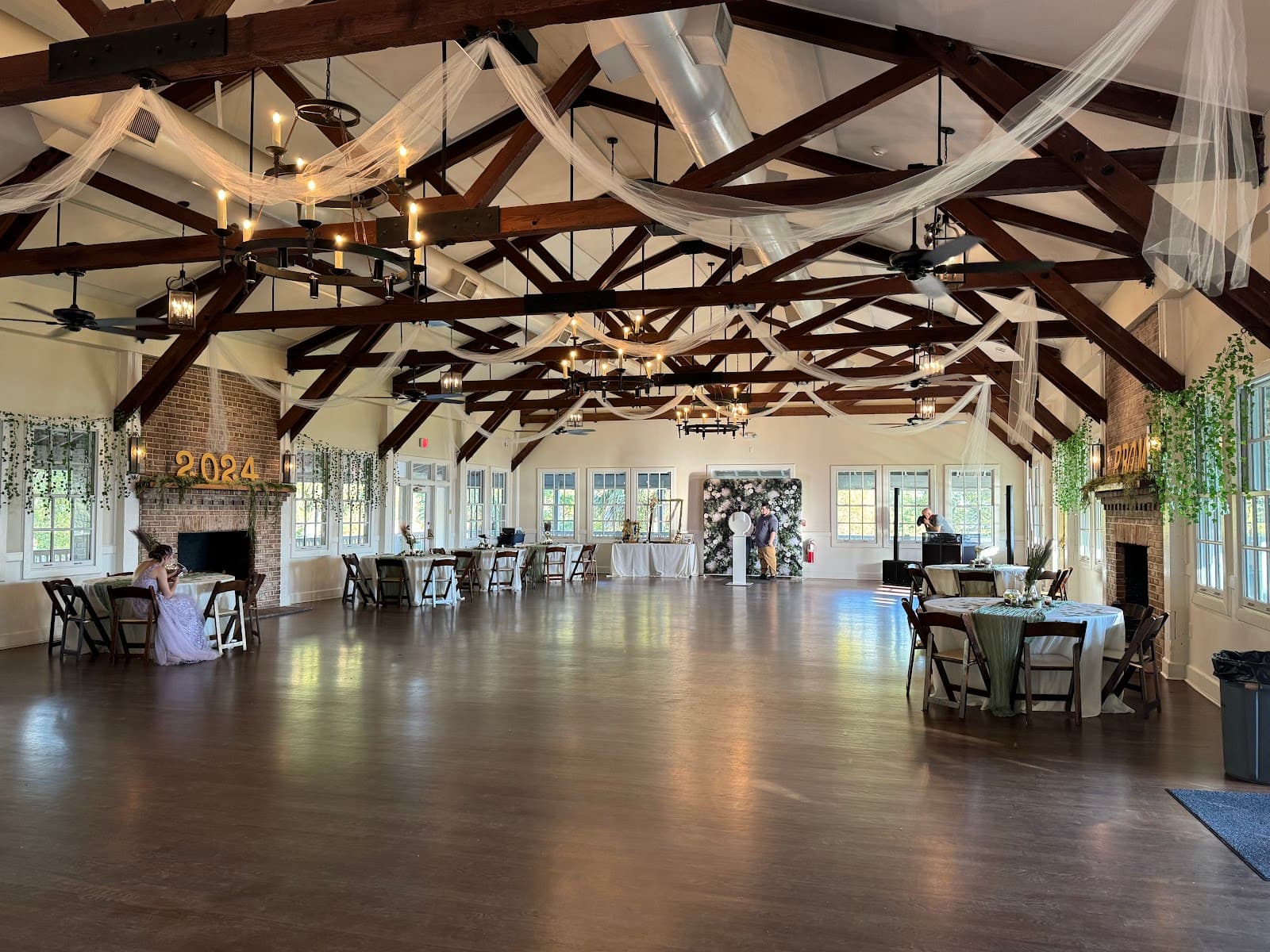 Alhambra Hall & Park - Image 1