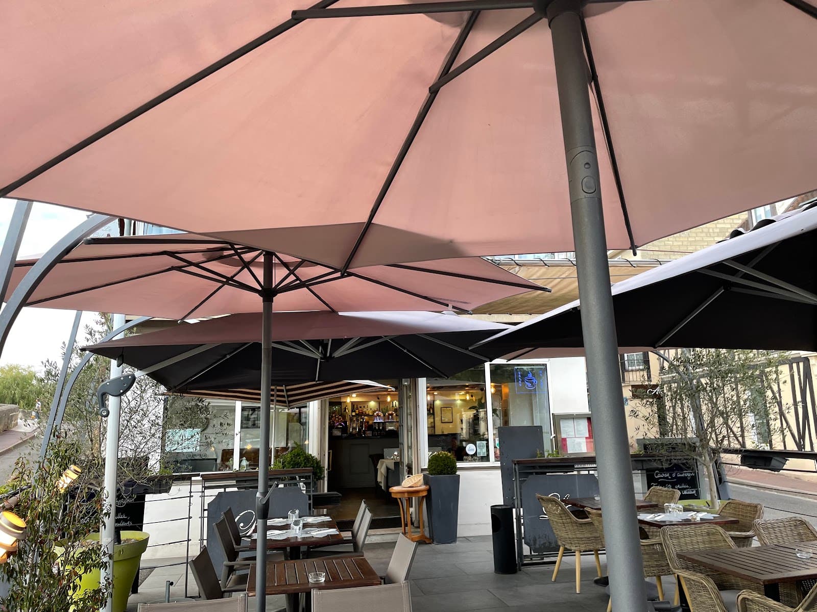 L'Isle-Adam Riverside & Beach - Image 1