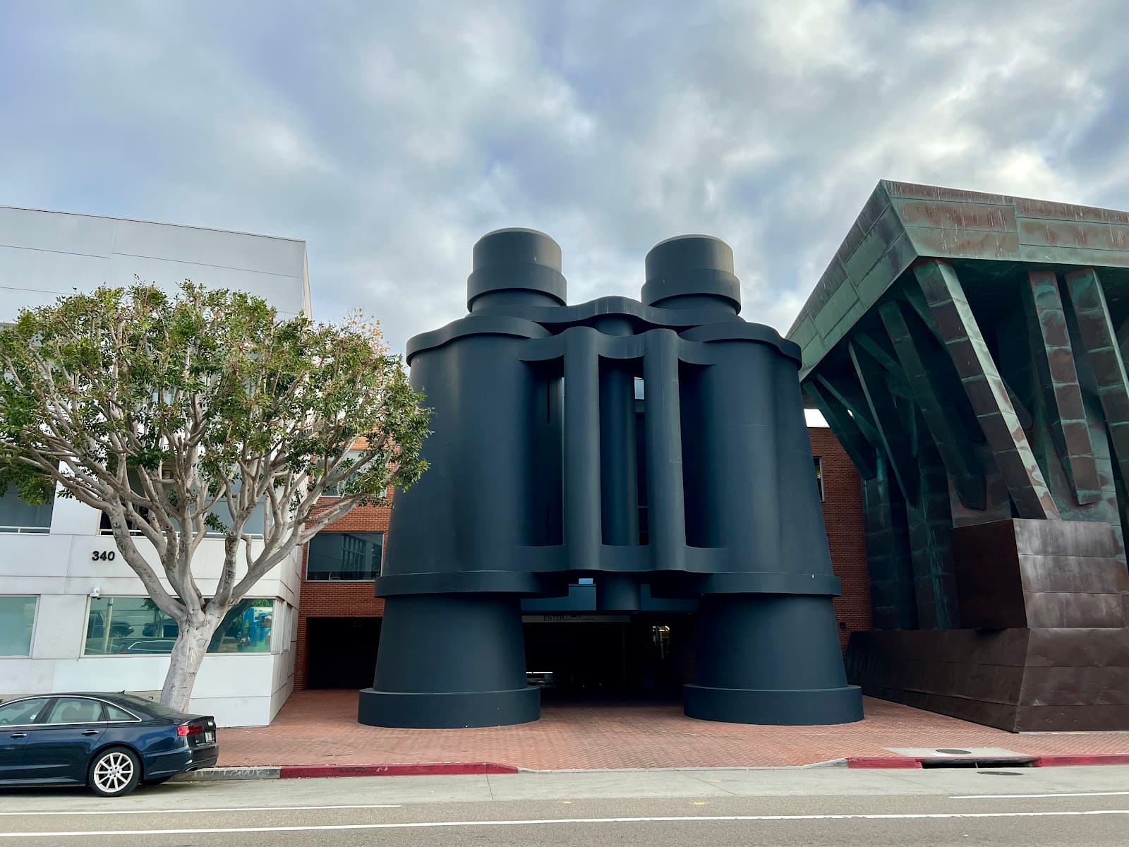 Binoculars Building (Chiat/Day) - Image 1