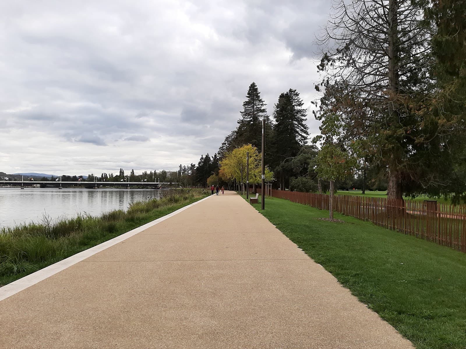 Bords de l'Allier Promenade - Image 1