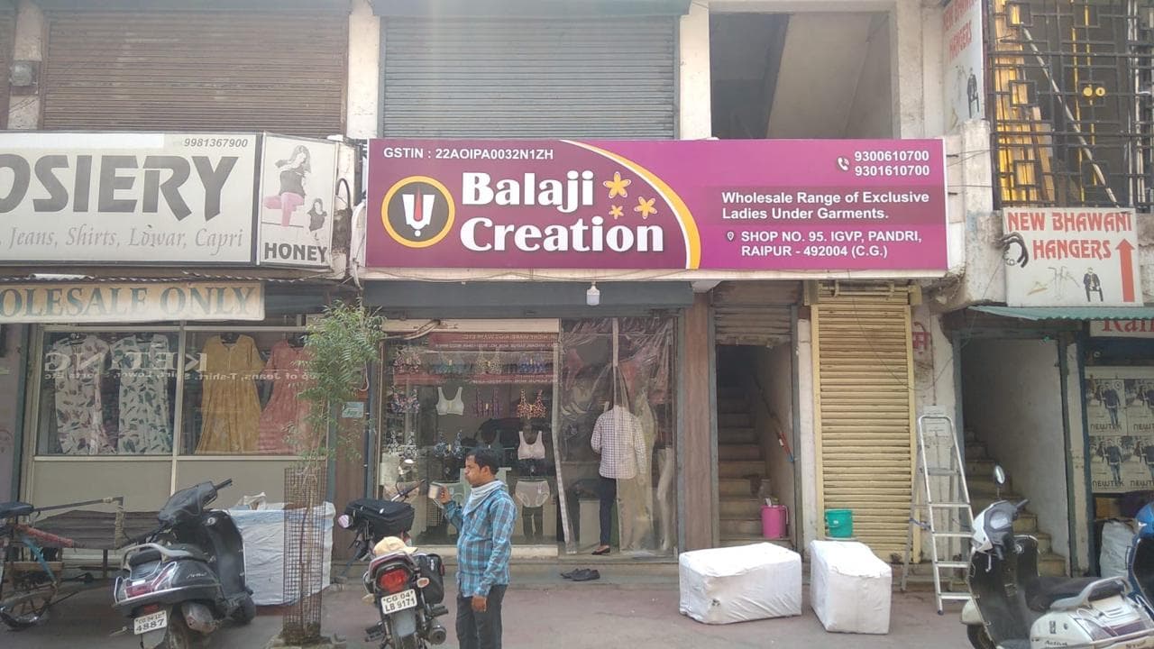 Pandri Cloth Market - Image 1