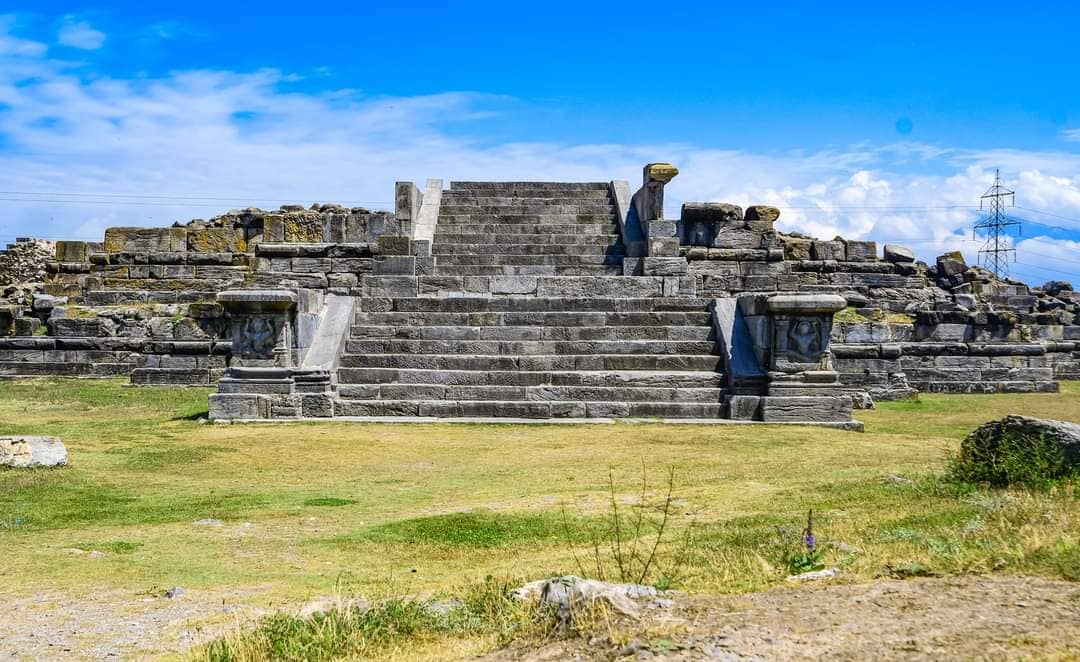 Panoramic Valley Views